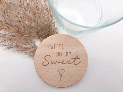 Dekoratives Geschenkglas aus transparentem Glas mit hochwertigem Buchenholzdeckel und liebevoller Lasergravur „Sweets for my Sweet“. Das Glas wird leer geliefert und eignet sich ideal zum individuellen Befüllen mit Süßigkeiten, Pralinen oder kleinen Überraschungen. Zeitloses, minimalistisches Design im Scandi Stil, perfekt als Geschenk zum Valentinstag, Geburtstag, Jahrestag oder für einen Herzensmenschen. Nachhaltig, hochwertig und wiederverwendbar.