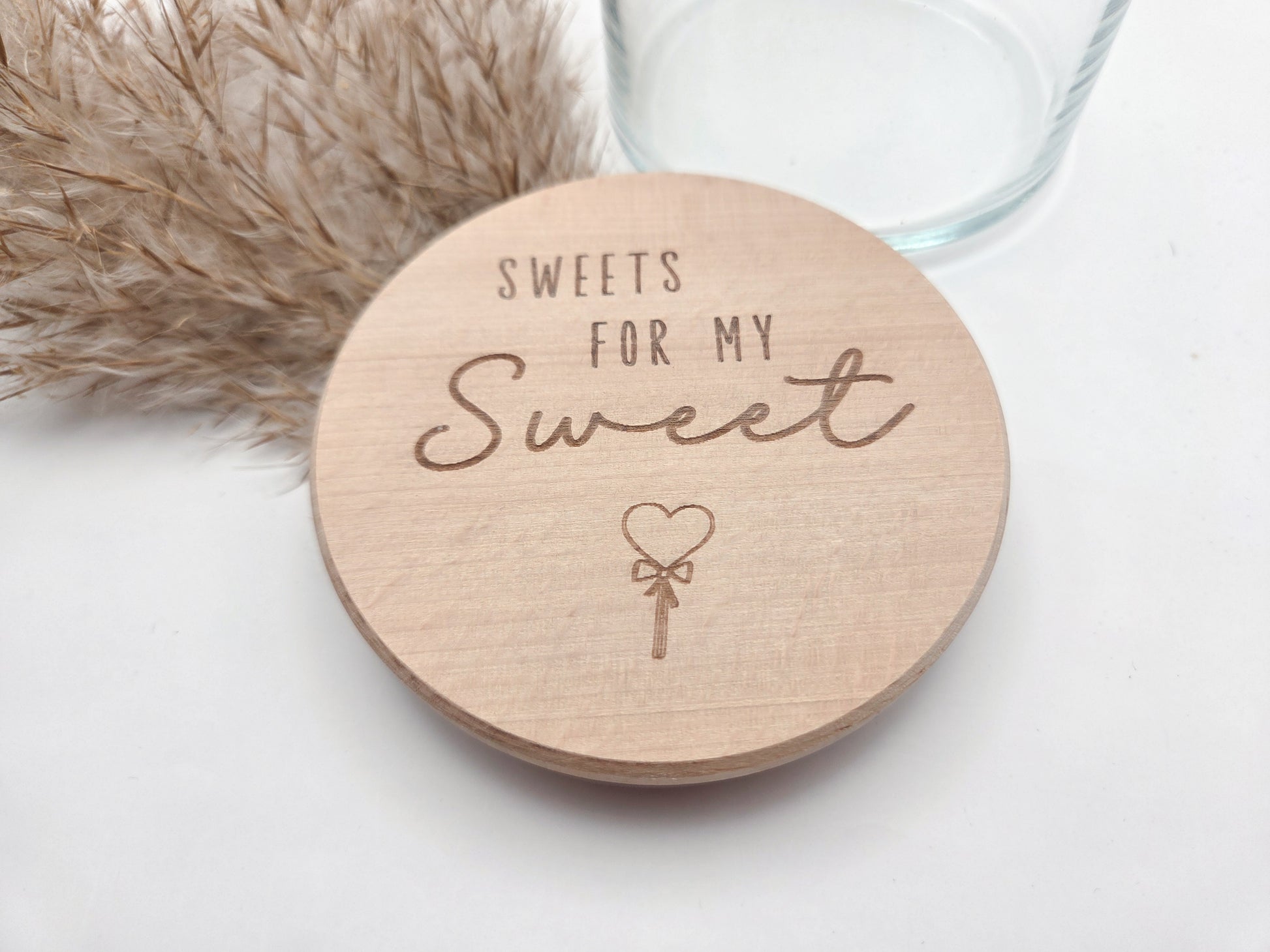 Dekoratives Geschenkglas aus transparentem Glas mit hochwertigem Buchenholzdeckel und liebevoller Lasergravur „Sweets for my Sweet“. Das Glas wird leer geliefert und eignet sich ideal zum individuellen Befüllen mit Süßigkeiten, Pralinen oder kleinen Überraschungen. Zeitloses, minimalistisches Design im Scandi Stil, perfekt als Geschenk zum Valentinstag, Geburtstag, Jahrestag oder für einen Herzensmenschen. Nachhaltig, hochwertig und wiederverwendbar.