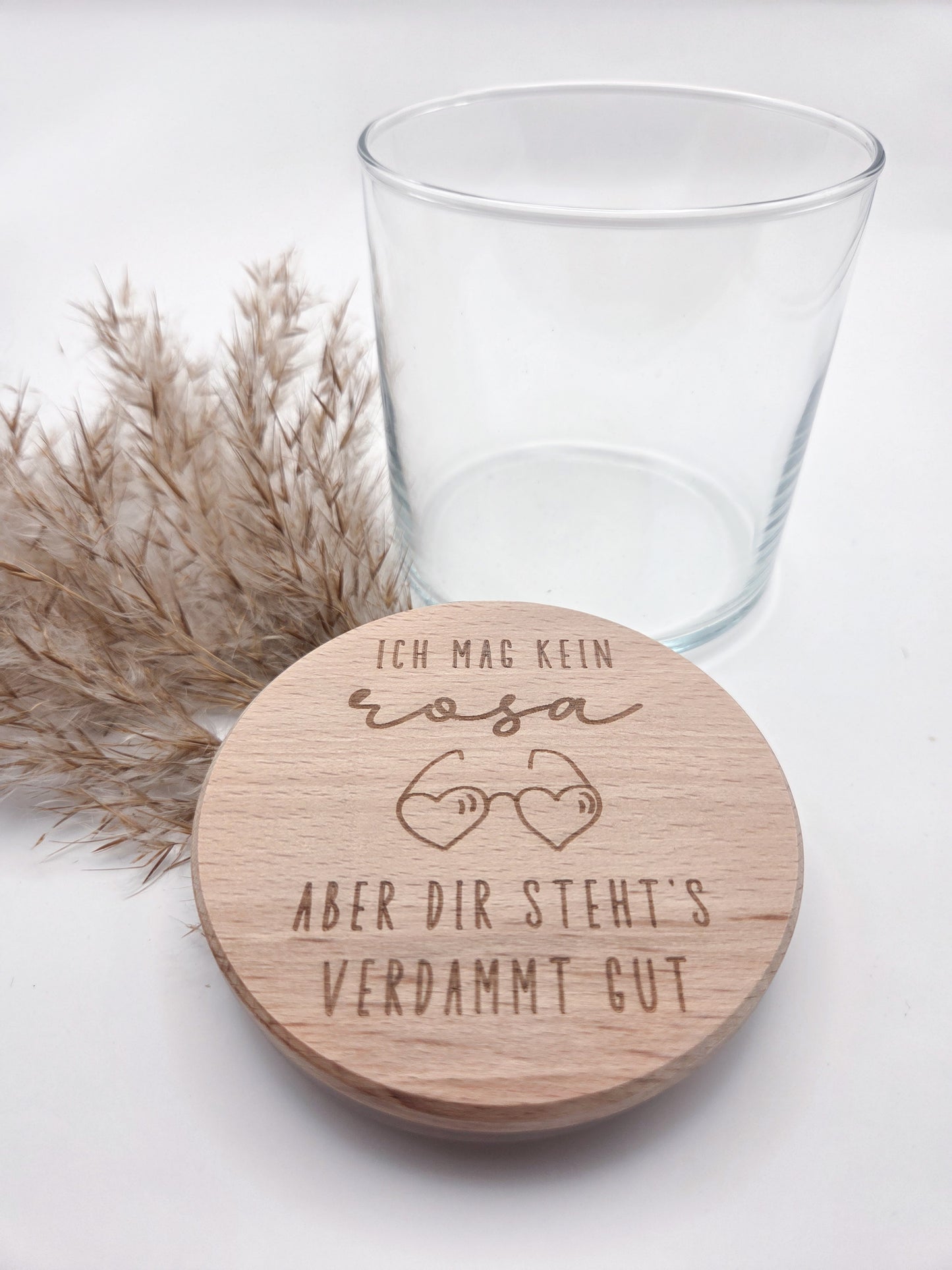 Valentinstag Geschenkglas aus Glas mit graviertem Buchenholzdeckel und humorvollem Liebesspruch, gefüllt mit rosafarbenen Herzschokoladen. Romantisches Geschenk zum Valentinstag für Partner, Freundin, Freund, Ehepartner oder Liebespaar. Hochwertiges Geschenkglas im modernen Scandi Design, handgemacht und dekorativ. Ideal als Liebesgeschenk, Valentinstagsgeschenk, Jahrestagsgeschenk oder kleine Aufmerksamkeit mit Schokolade, Pralinen oder Süßigkeiten. Stilvolle Geschenkidee mit Holzdeckel für Zuhause.