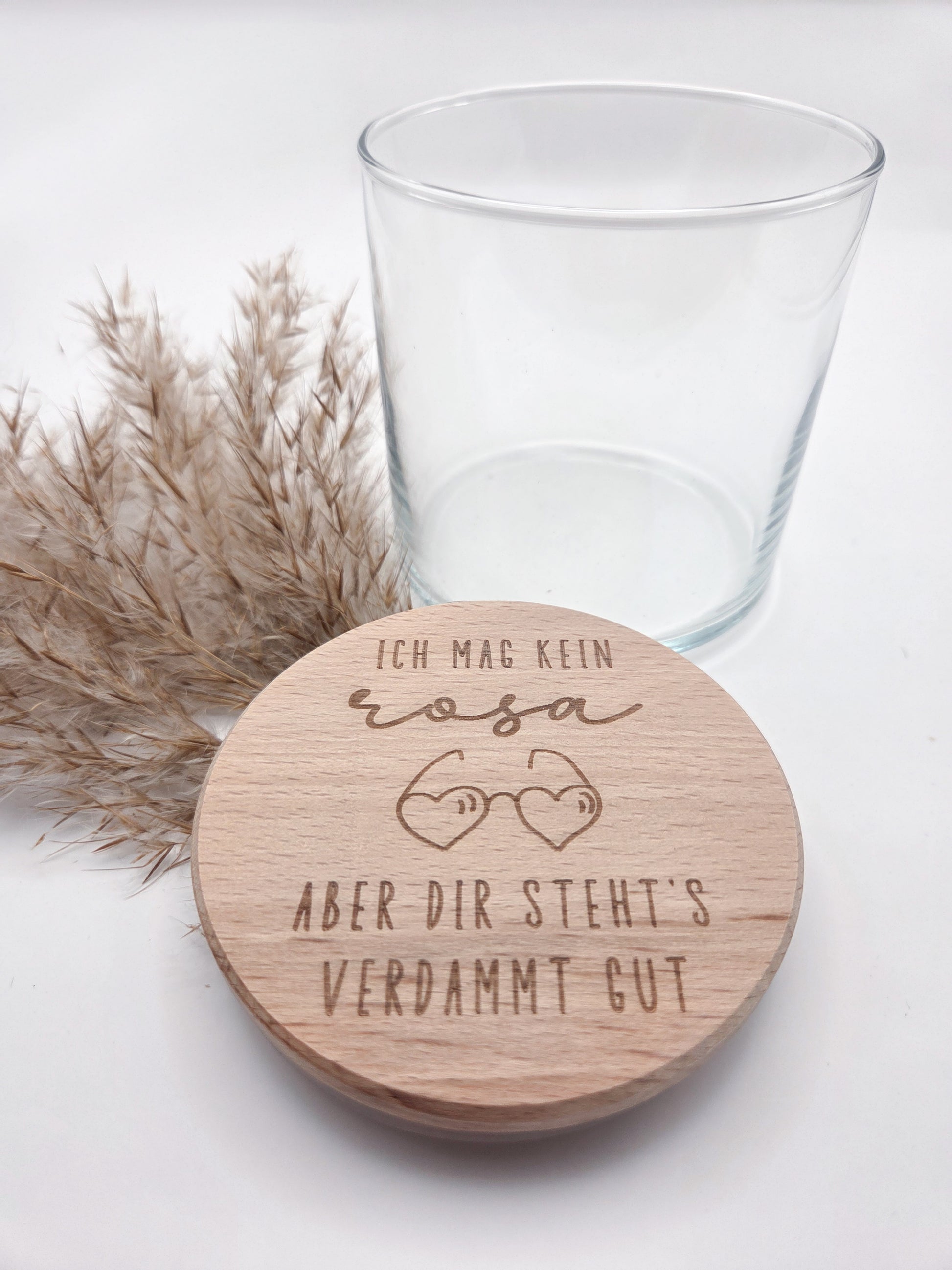 Valentinstag Geschenkglas aus Glas mit graviertem Buchenholzdeckel und humorvollem Liebesspruch, gefüllt mit rosafarbenen Herzschokoladen. Romantisches Geschenk zum Valentinstag für Partner, Freundin, Freund, Ehepartner oder Liebespaar. Hochwertiges Geschenkglas im modernen Scandi Design, handgemacht und dekorativ. Ideal als Liebesgeschenk, Valentinstagsgeschenk, Jahrestagsgeschenk oder kleine Aufmerksamkeit mit Schokolade, Pralinen oder Süßigkeiten. Stilvolle Geschenkidee mit Holzdeckel für Zuhause.