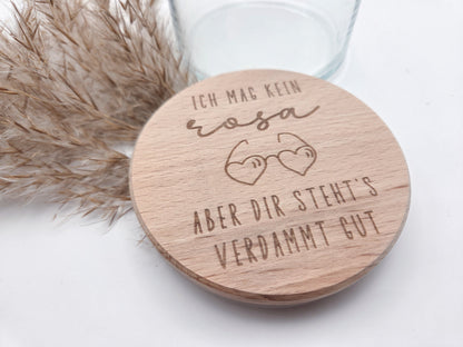 Valentinstag Geschenkglas aus Glas mit graviertem Buchenholzdeckel und humorvollem Liebesspruch, gefüllt mit rosafarbenen Herzschokoladen. Romantisches Geschenk zum Valentinstag für Partner, Freundin, Freund, Ehepartner oder Liebespaar. Hochwertiges Geschenkglas im modernen Scandi Design, handgemacht und dekorativ. Ideal als Liebesgeschenk, Valentinstagsgeschenk, Jahrestagsgeschenk oder kleine Aufmerksamkeit mit Schokolade, Pralinen oder Süßigkeiten. Stilvolle Geschenkidee mit Holzdeckel für Zuhause.