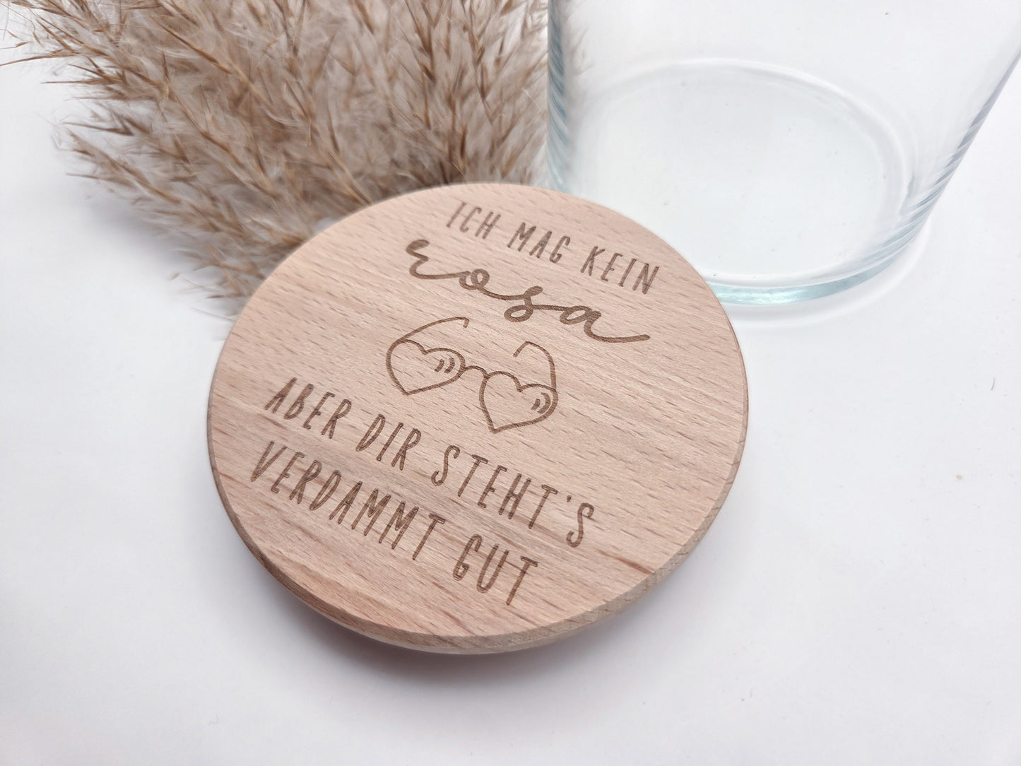 Valentinstag Geschenkglas aus Glas mit graviertem Buchenholzdeckel und humorvollem Liebesspruch, gefüllt mit rosafarbenen Herzschokoladen. Romantisches Geschenk zum Valentinstag für Partner, Freundin, Freund, Ehepartner oder Liebespaar. Hochwertiges Geschenkglas im modernen Scandi Design, handgemacht und dekorativ. Ideal als Liebesgeschenk, Valentinstagsgeschenk, Jahrestagsgeschenk oder kleine Aufmerksamkeit mit Schokolade, Pralinen oder Süßigkeiten. Stilvolle Geschenkidee mit Holzdeckel für Zuhause.