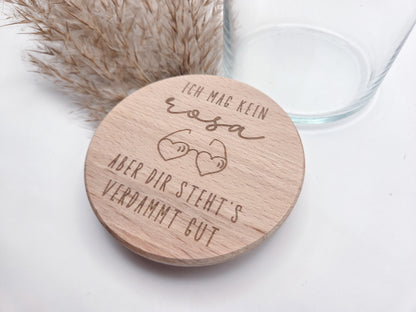 Valentinstag Geschenkglas aus Glas mit graviertem Buchenholzdeckel und humorvollem Liebesspruch, gefüllt mit rosafarbenen Herzschokoladen. Romantisches Geschenk zum Valentinstag für Partner, Freundin, Freund, Ehepartner oder Liebespaar. Hochwertiges Geschenkglas im modernen Scandi Design, handgemacht und dekorativ. Ideal als Liebesgeschenk, Valentinstagsgeschenk, Jahrestagsgeschenk oder kleine Aufmerksamkeit mit Schokolade, Pralinen oder Süßigkeiten. Stilvolle Geschenkidee mit Holzdeckel für Zuhause.