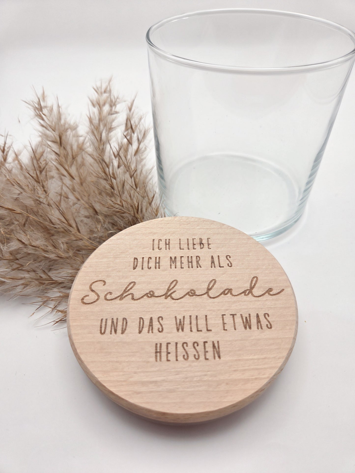 geschenkglas holzdeckel, geschenk valentinstag, romantisches geschenk, geschenk für partner, geschenk für freundin, geschenk für freund, liebevolles geschenk mit spruch, graviertes glas, schokoladen geschenk glas, jahrestag geschenk idee, nachhaltiges geschenk, dekoratives glas, scandi geschenk, geschenk für herzensmenschen, personalisierte geschenkidee ohne süßigkeiten