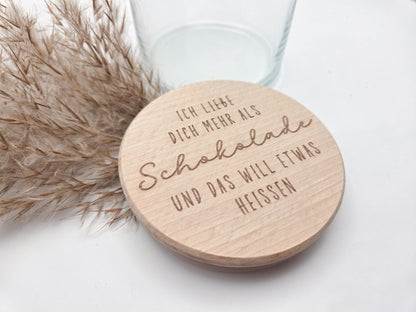 geschenkglas holzdeckel, geschenk valentinstag, romantisches geschenk, geschenk für partner, geschenk für freundin, geschenk für freund, liebevolles geschenk mit spruch, graviertes glas, schokoladen geschenk glas, jahrestag geschenk idee, nachhaltiges geschenk, dekoratives glas, scandi geschenk, geschenk für herzensmenschen, personalisierte geschenkidee ohne süßigkeiten