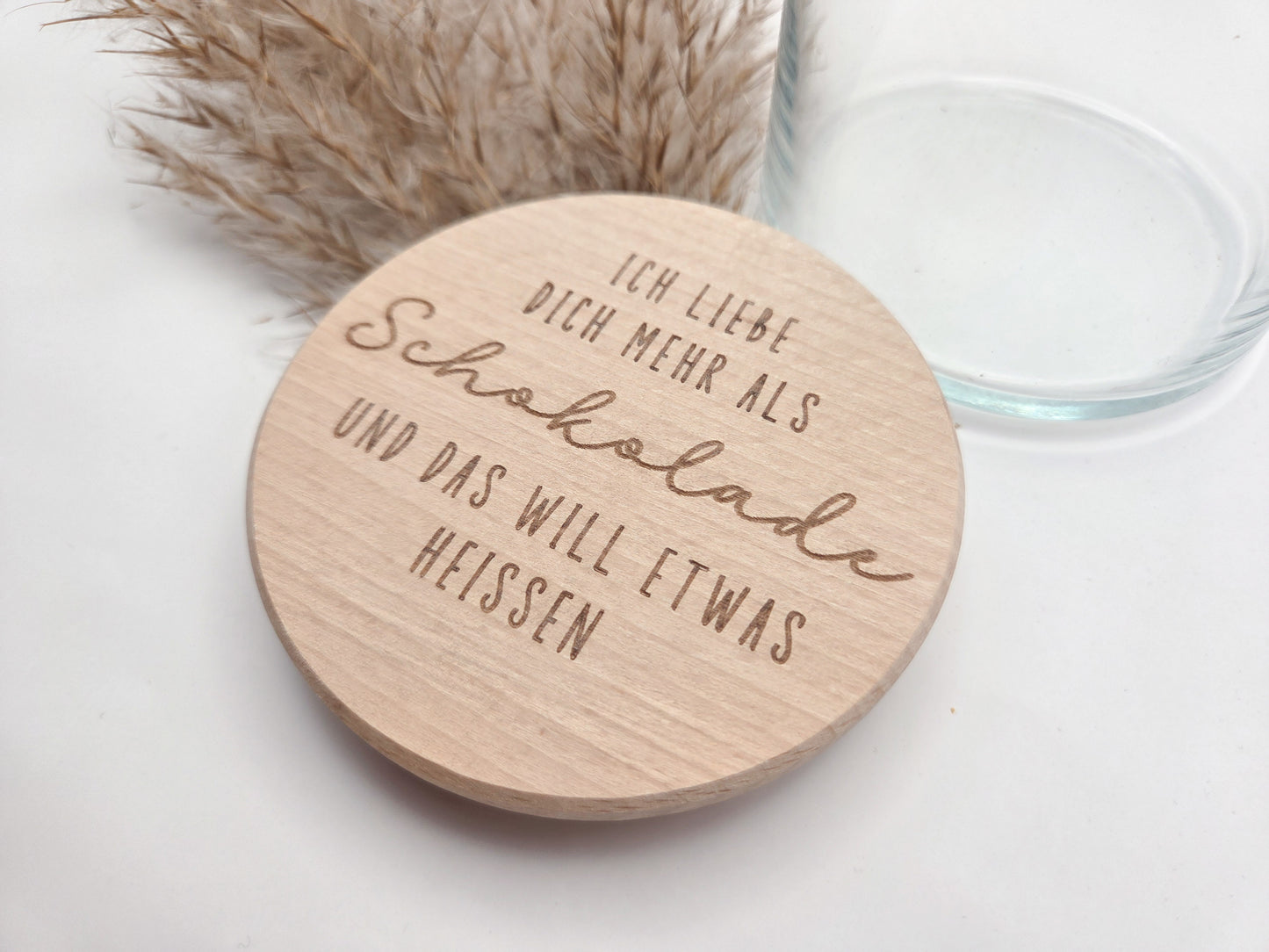 geschenkglas holzdeckel, geschenk valentinstag, romantisches geschenk, geschenk für partner, geschenk für freundin, geschenk für freund, liebevolles geschenk mit spruch, graviertes glas, schokoladen geschenk glas, jahrestag geschenk idee, nachhaltiges geschenk, dekoratives glas, scandi geschenk, geschenk für herzensmenschen, personalisierte geschenkidee ohne süßigkeiten