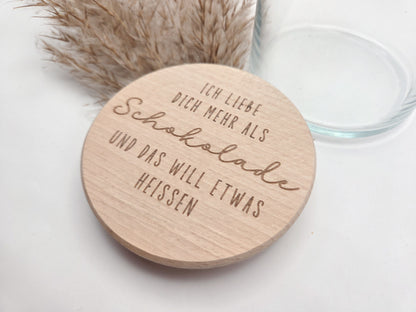 geschenkglas holzdeckel, geschenk valentinstag, romantisches geschenk, geschenk für partner, geschenk für freundin, geschenk für freund, liebevolles geschenk mit spruch, graviertes glas, schokoladen geschenk glas, jahrestag geschenk idee, nachhaltiges geschenk, dekoratives glas, scandi geschenk, geschenk für herzensmenschen, personalisierte geschenkidee ohne süßigkeiten