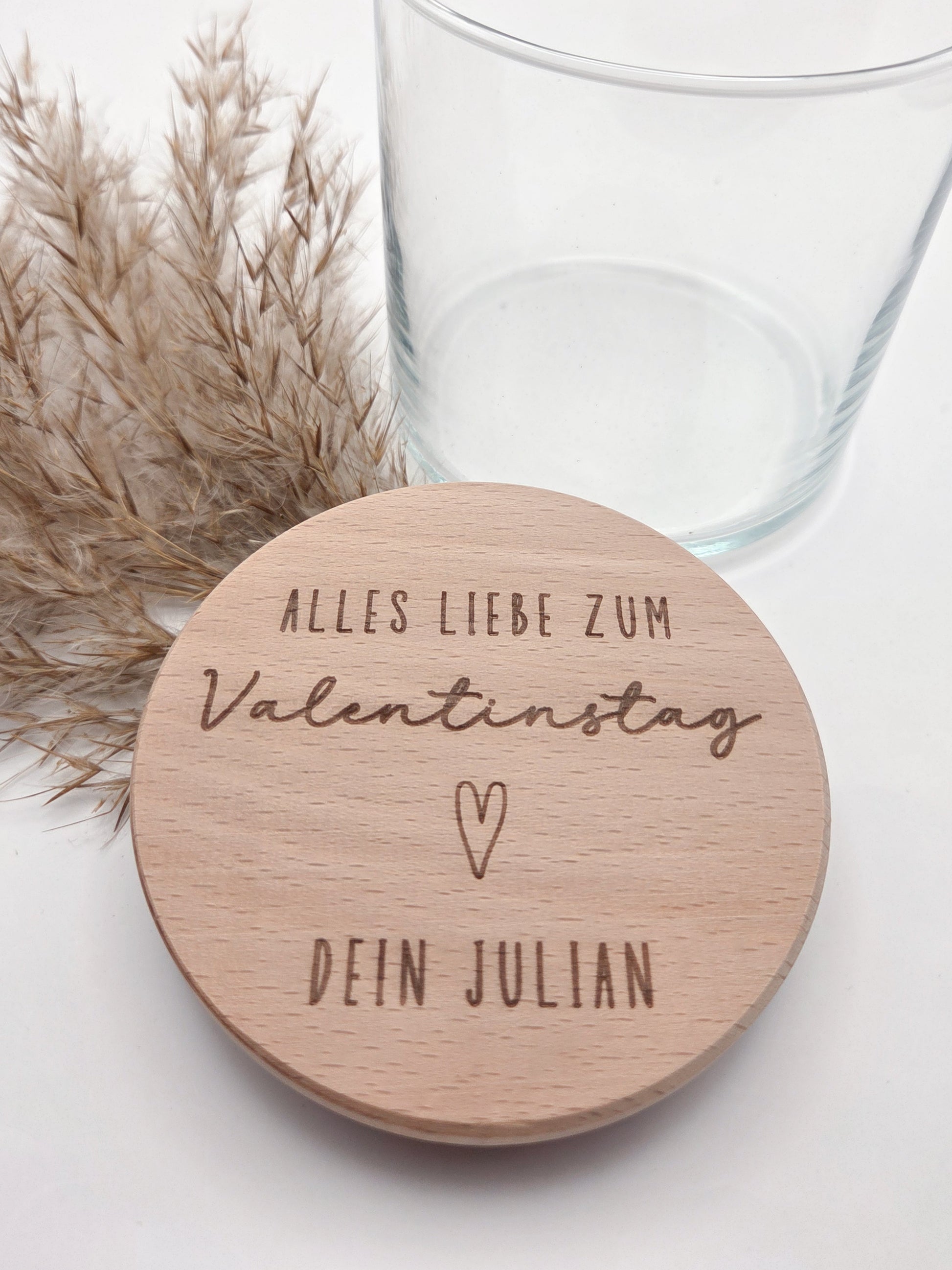 Personalisiertes Geschenkglas zum Valentinstag mit graviertem Holzdeckel und individueller Namensgravur. Hochwertiges Glas gefüllt mit Schokoladenherzen in Rosa, Weiß und Vollmilch, dekorativ angerichtet. Romantisches Valentinstagsgeschenk für Freundin, Geschenk für Freund, Geschenk für Partner oder Ehemann. Personalisiertes Schokoladengeschenk mit Gravur, Liebesgeschenk personalisiert, Geschenkidee Valentinstag, Geschenk für Paare, liebevolle Aufmerksamkeit, handgemachtes Geschenk, hochwertig und einzigart