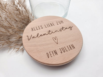 Personalisiertes Geschenkglas zum Valentinstag mit graviertem Holzdeckel und individueller Namensgravur. Hochwertiges Glas gefüllt mit Schokoladenherzen in Rosa, Weiß und Vollmilch, dekorativ angerichtet. Romantisches Valentinstagsgeschenk für Freundin, Geschenk für Freund, Geschenk für Partner oder Ehemann. Personalisiertes Schokoladengeschenk mit Gravur, Liebesgeschenk personalisiert, Geschenkidee Valentinstag, Geschenk für Paare, liebevolle Aufmerksamkeit, handgemachtes Geschenk, hochwertig und einzigart