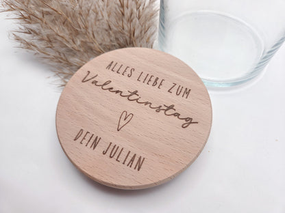 Personalisiertes Geschenkglas zum Valentinstag mit graviertem Holzdeckel und individueller Namensgravur. Hochwertiges Glas gefüllt mit Schokoladenherzen in Rosa, Weiß und Vollmilch, dekorativ angerichtet. Romantisches Valentinstagsgeschenk für Freundin, Geschenk für Freund, Geschenk für Partner oder Ehemann. Personalisiertes Schokoladengeschenk mit Gravur, Liebesgeschenk personalisiert, Geschenkidee Valentinstag, Geschenk für Paare, liebevolle Aufmerksamkeit, handgemachtes Geschenk, hochwertig und einzigart