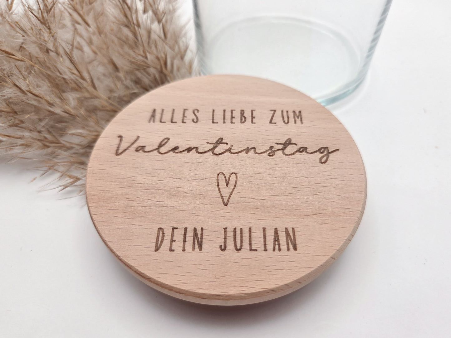 Personalisiertes Geschenkglas zum Valentinstag mit graviertem Holzdeckel und individueller Namensgravur. Hochwertiges Glas gefüllt mit Schokoladenherzen in Rosa, Weiß und Vollmilch, dekorativ angerichtet. Romantisches Valentinstagsgeschenk für Freundin, Geschenk für Freund, Geschenk für Partner oder Ehemann. Personalisiertes Schokoladengeschenk mit Gravur, Liebesgeschenk personalisiert, Geschenkidee Valentinstag, Geschenk für Paare, liebevolle Aufmerksamkeit, handgemachtes Geschenk, hochwertig und einzigart