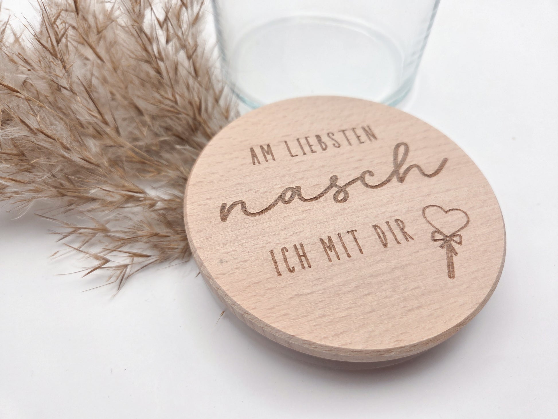 Personalisiertes Geschenkglas mit graviertem Holzdeckel als liebevolle Geschenkidee zum Valentinstag, Muttertag oder Vatertag
