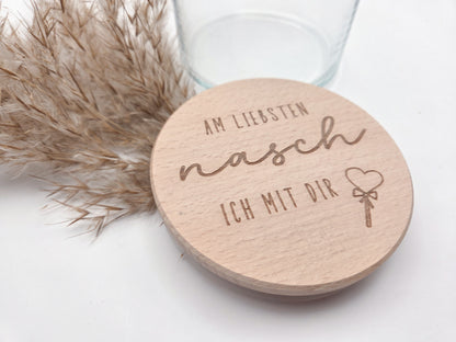 Personalisiertes Geschenkglas mit graviertem Holzdeckel als liebevolle Geschenkidee zum Valentinstag, Muttertag oder Vatertag
