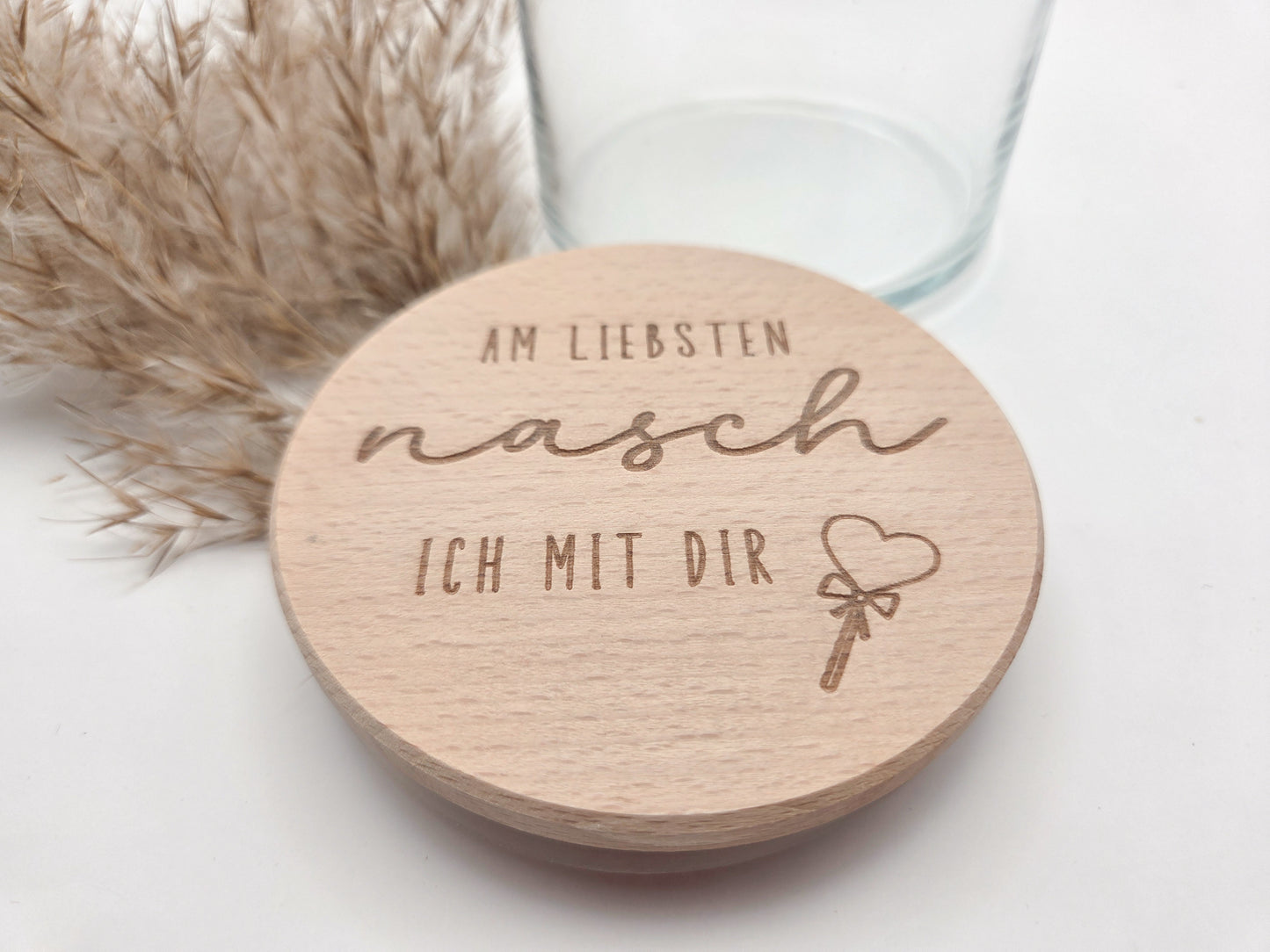 Personalisiertes Geschenkglas mit graviertem Holzdeckel als liebevolle Geschenkidee zum Valentinstag, Muttertag oder Vatertag