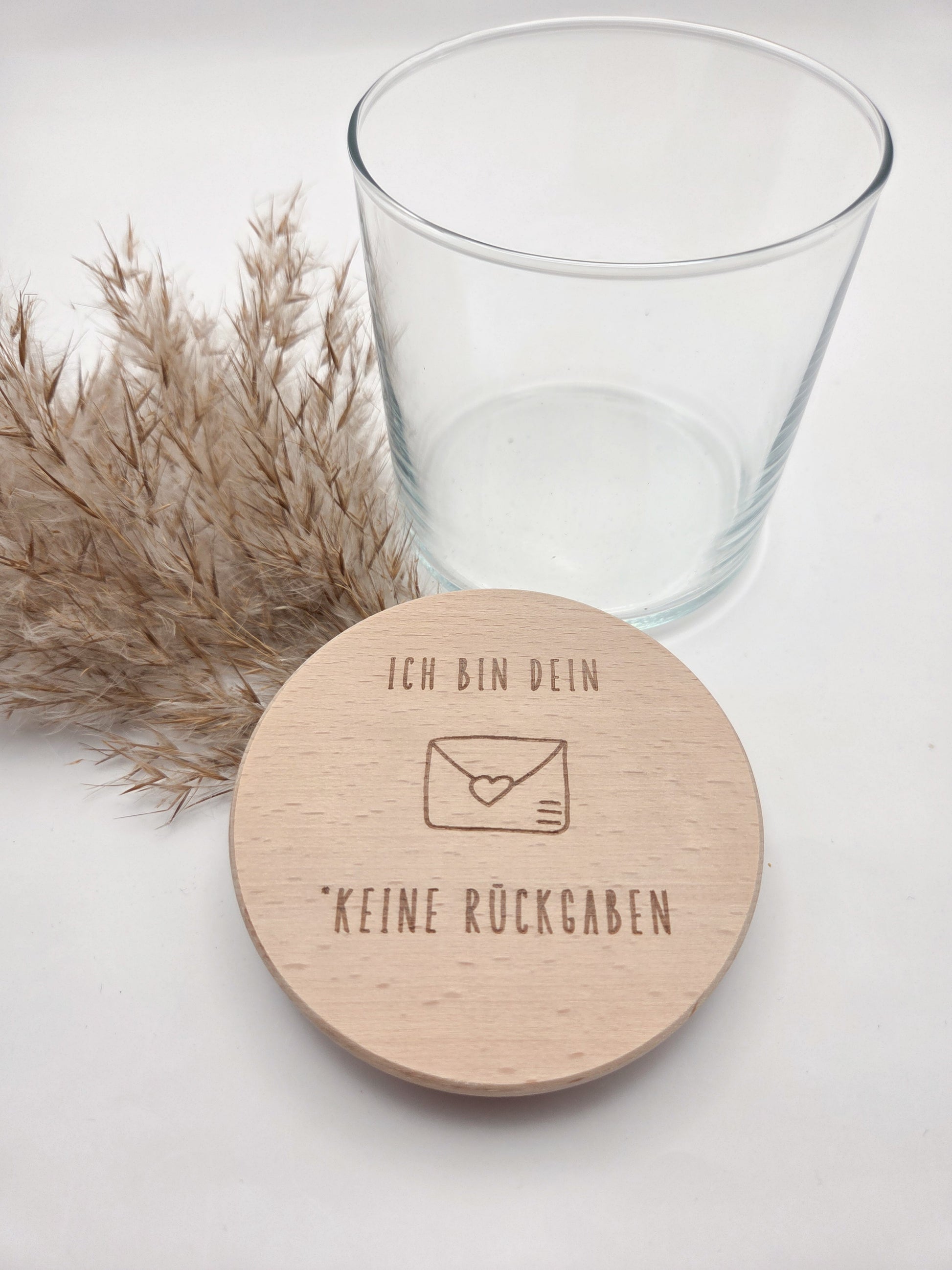 Geschenkglas aus klarem Glas mit hochwertigem Buchenholzdeckel und feiner Lasergravur „Ich bin dein – keine Rückgaben“. Liebevolle Geschenkidee für Partner, Freundin oder Freund, ideal als Valentinstag Geschenk, Jahrestag Geschenk oder kleine Aufmerksamkeit zwischendurch. Das Glas eignet sich perfekt zum Befüllen mit Süßigkeiten, Pralinen oder persönlichen Botschaften. Nachhaltiges Vorratsglas im minimalistischen Scandi Stil. Süßigkeiten nicht enthalten.