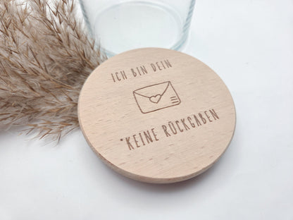 Geschenkglas aus klarem Glas mit hochwertigem Buchenholzdeckel und feiner Lasergravur „Ich bin dein – keine Rückgaben“. Liebevolle Geschenkidee für Partner, Freundin oder Freund, ideal als Valentinstag Geschenk, Jahrestag Geschenk oder kleine Aufmerksamkeit zwischendurch. Das Glas eignet sich perfekt zum Befüllen mit Süßigkeiten, Pralinen oder persönlichen Botschaften. Nachhaltiges Vorratsglas im minimalistischen Scandi Stil. Süßigkeiten nicht enthalten.