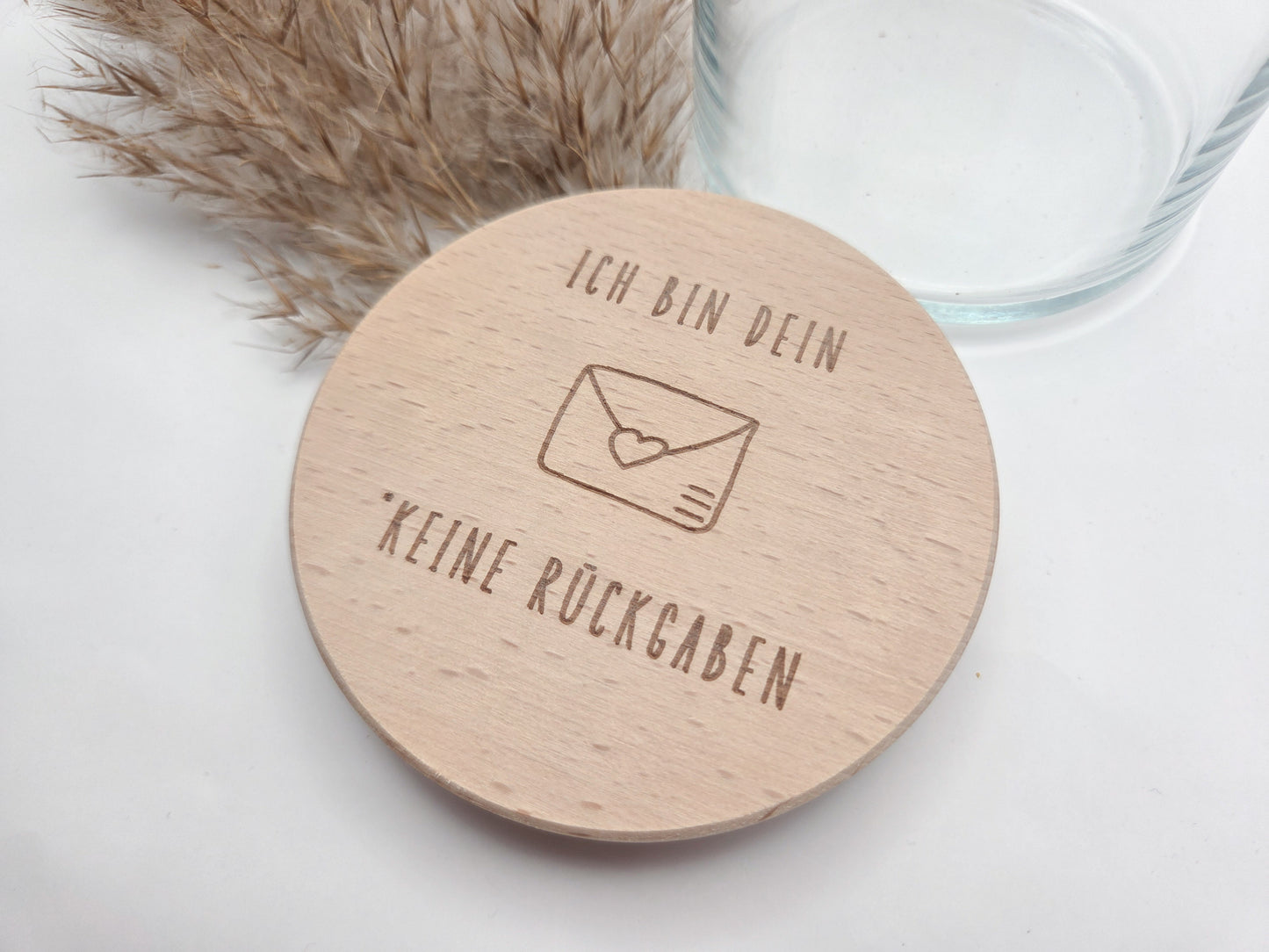 Geschenkglas aus klarem Glas mit hochwertigem Buchenholzdeckel und feiner Lasergravur „Ich bin dein – keine Rückgaben“. Liebevolle Geschenkidee für Partner, Freundin oder Freund, ideal als Valentinstag Geschenk, Jahrestag Geschenk oder kleine Aufmerksamkeit zwischendurch. Das Glas eignet sich perfekt zum Befüllen mit Süßigkeiten, Pralinen oder persönlichen Botschaften. Nachhaltiges Vorratsglas im minimalistischen Scandi Stil. Süßigkeiten nicht enthalten.