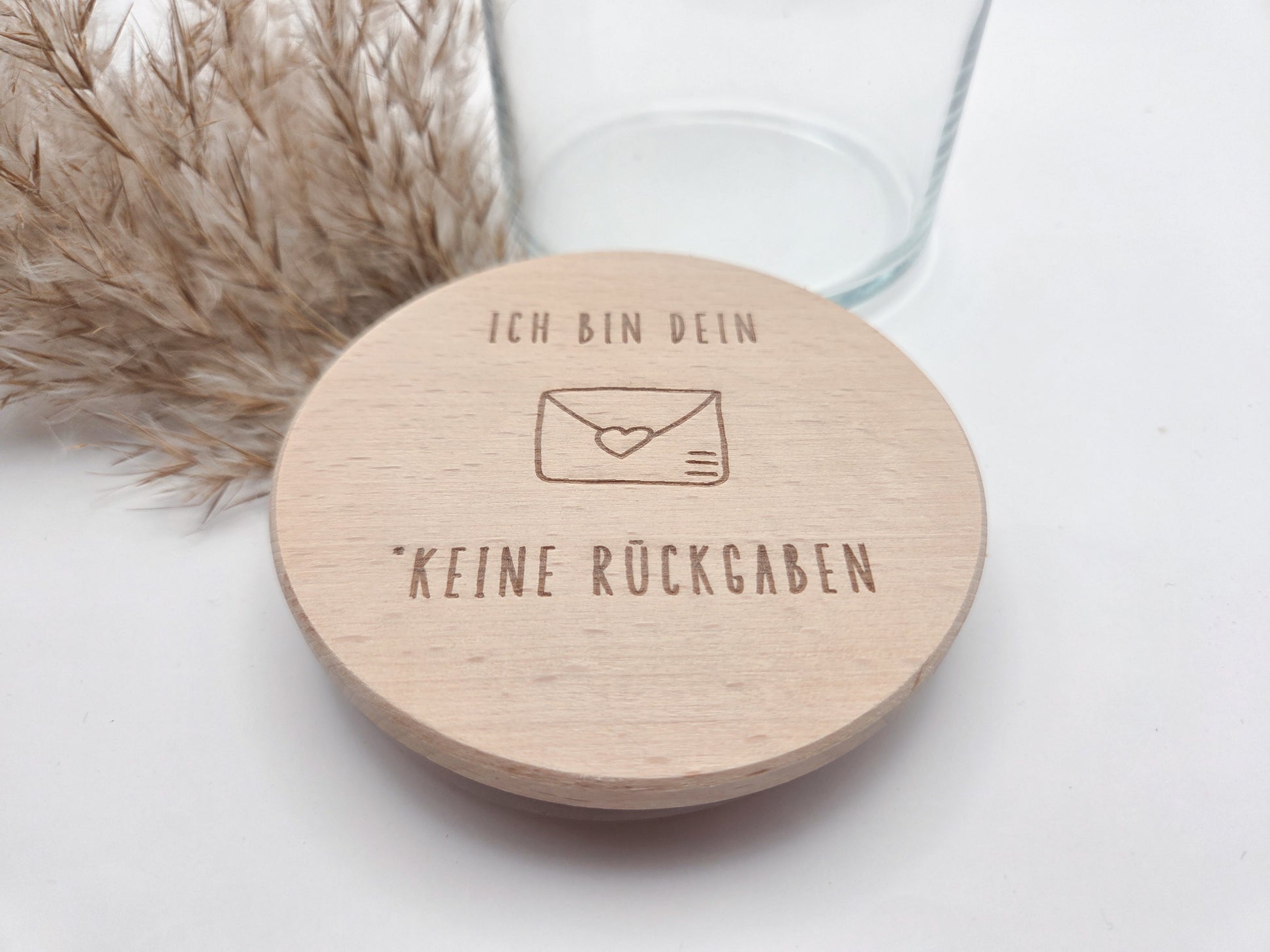 Geschenkglas aus klarem Glas mit hochwertigem Buchenholzdeckel und feiner Lasergravur „Ich bin dein – keine Rückgaben“. Liebevolle Geschenkidee für Partner, Freundin oder Freund, ideal als Valentinstag Geschenk, Jahrestag Geschenk oder kleine Aufmerksamkeit zwischendurch. Das Glas eignet sich perfekt zum Befüllen mit Süßigkeiten, Pralinen oder persönlichen Botschaften. Nachhaltiges Vorratsglas im minimalistischen Scandi Stil. Süßigkeiten nicht enthalten.