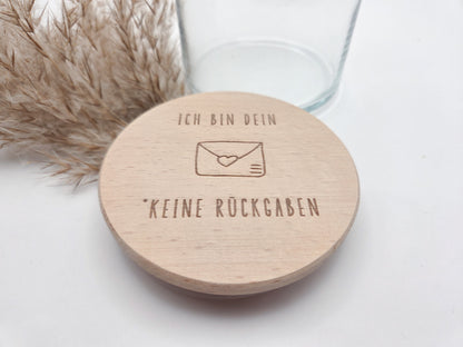 Geschenkglas aus klarem Glas mit hochwertigem Buchenholzdeckel und feiner Lasergravur „Ich bin dein – keine Rückgaben“. Liebevolle Geschenkidee für Partner, Freundin oder Freund, ideal als Valentinstag Geschenk, Jahrestag Geschenk oder kleine Aufmerksamkeit zwischendurch. Das Glas eignet sich perfekt zum Befüllen mit Süßigkeiten, Pralinen oder persönlichen Botschaften. Nachhaltiges Vorratsglas im minimalistischen Scandi Stil. Süßigkeiten nicht enthalten.