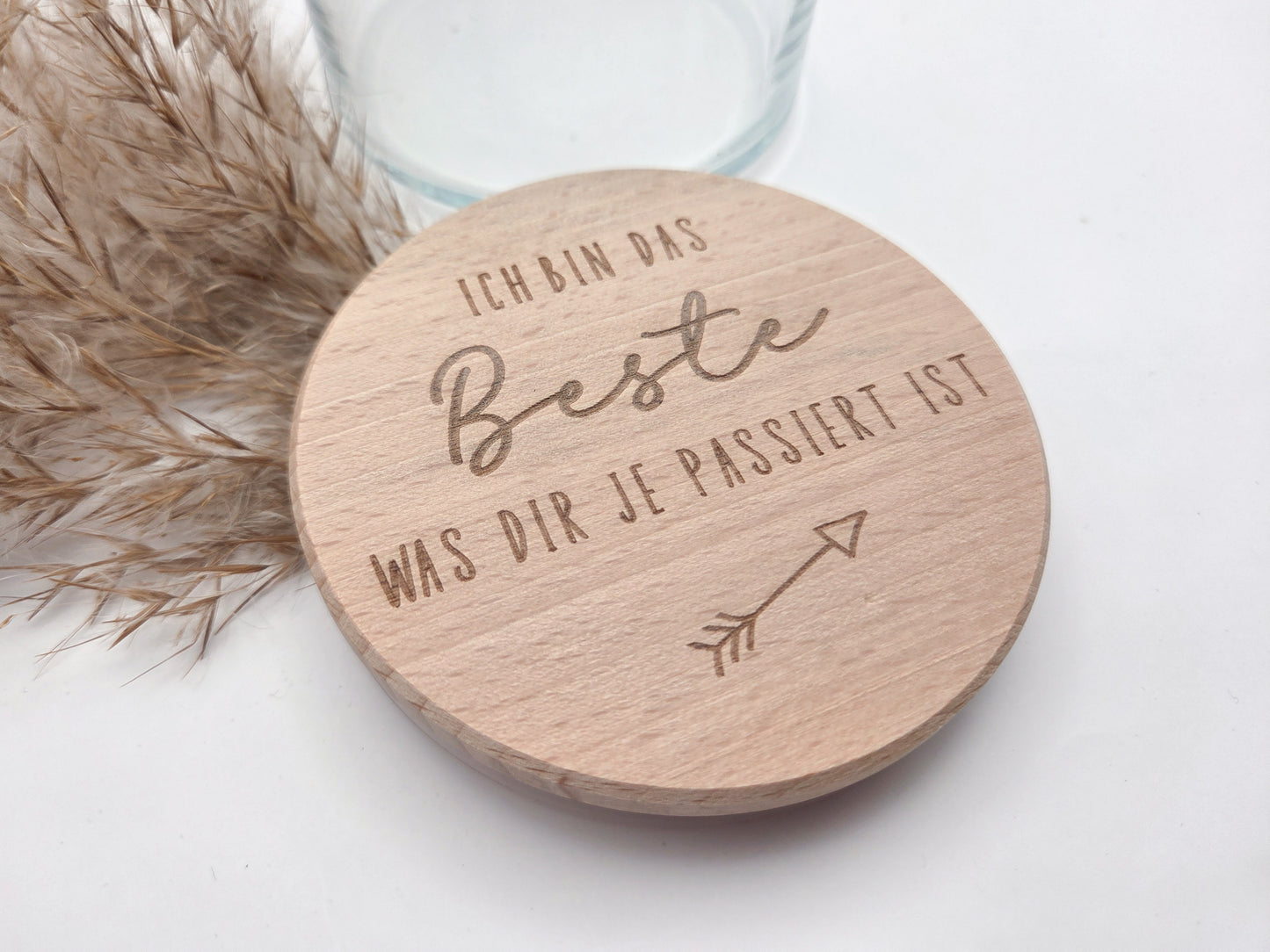 Hochwertiges Geschenkglas aus klarem Glas mit massivem Buchenholzdeckel und feiner Lasergravur „Ich bin das Beste was dir je passiert ist“. Stilvolles Vorratsglas im skandinavischen Design als Geschenkidee für Valentinstag, Geburtstag, Muttertag oder Jahrestag. Modernes Dekoglas zum individuellen Befüllen mit Süßigkeiten, Pralinen oder kleinen Aufmerksamkeiten. Perfektes Geschenk für Lieblingsmensch, Partner, Freundin oder Familie. Süßigkeiten nicht enthalten.