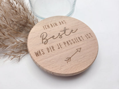 Hochwertiges Geschenkglas aus klarem Glas mit massivem Buchenholzdeckel und feiner Lasergravur „Ich bin das Beste was dir je passiert ist“. Stilvolles Vorratsglas im skandinavischen Design als Geschenkidee für Valentinstag, Geburtstag, Muttertag oder Jahrestag. Modernes Dekoglas zum individuellen Befüllen mit Süßigkeiten, Pralinen oder kleinen Aufmerksamkeiten. Perfektes Geschenk für Lieblingsmensch, Partner, Freundin oder Familie. Süßigkeiten nicht enthalten.