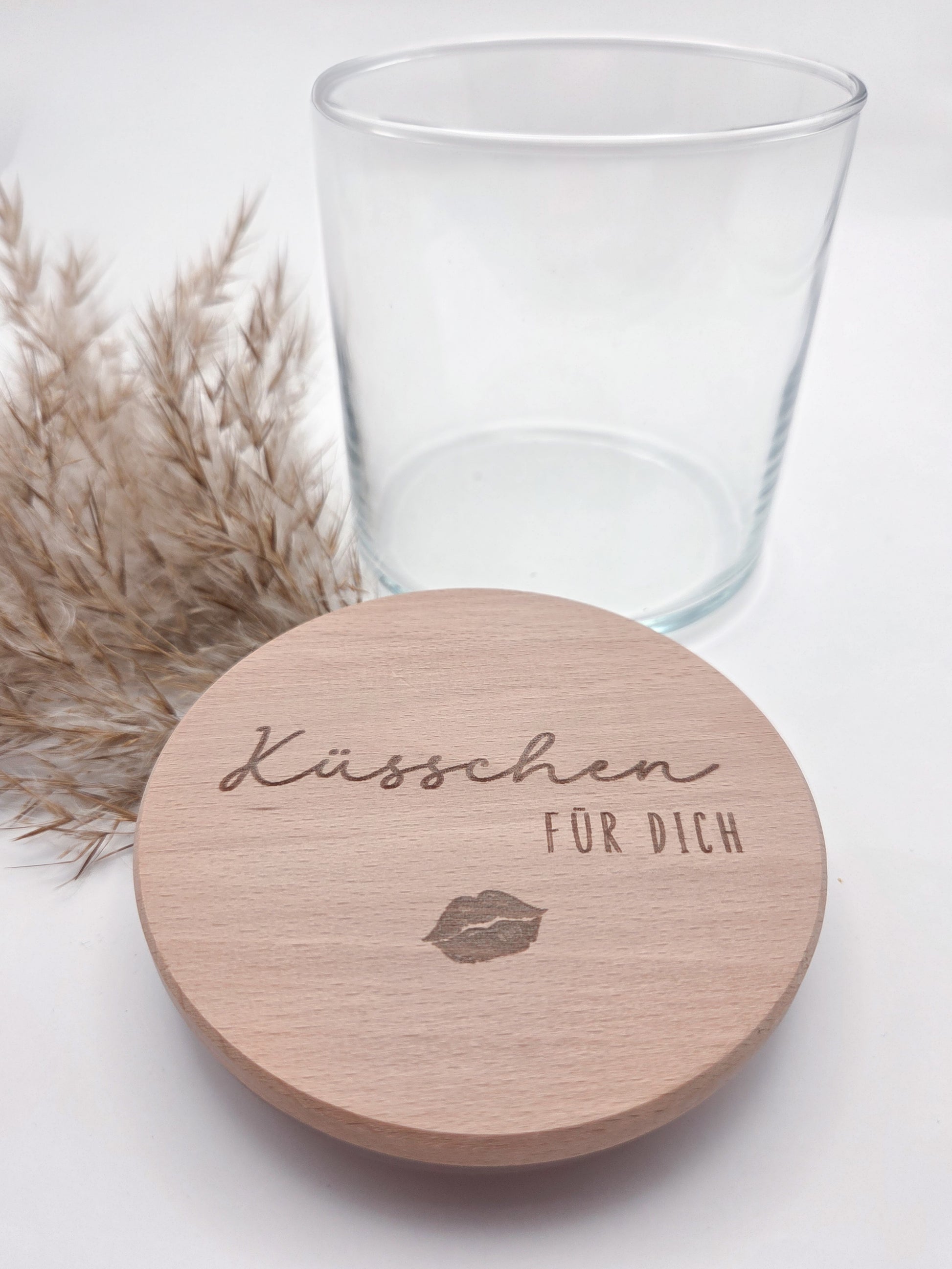 Dekoratives Geschenkglas aus klarem Glas mit hochwertigem Buchenholzdeckel und feiner Gravur „Küsschen für dich“. Das minimalistische Design im Scandi-Stil macht das Glas zu einer liebevollen Geschenkidee für Valentinstag, Muttertag, Geburtstag oder als kleine Aufmerksamkeit für Herzensmenschen. Ideal zum individuellen Befüllen mit Süßigkeiten oder Botschaften. Die abgebildeten Süßigkeiten sind Dekoration und nicht im Lieferumfang enthalten.