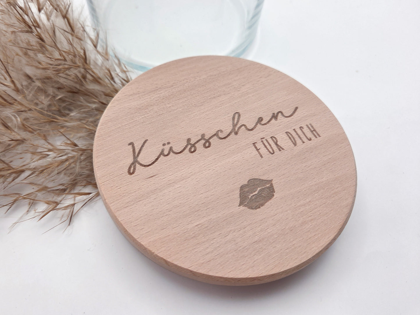 Dekoratives Geschenkglas aus klarem Glas mit hochwertigem Buchenholzdeckel und feiner Gravur „Küsschen für dich“. Das minimalistische Design im Scandi-Stil macht das Glas zu einer liebevollen Geschenkidee für Valentinstag, Muttertag, Geburtstag oder als kleine Aufmerksamkeit für Herzensmenschen. Ideal zum individuellen Befüllen mit Süßigkeiten oder Botschaften. Die abgebildeten Süßigkeiten sind Dekoration und nicht im Lieferumfang enthalten.