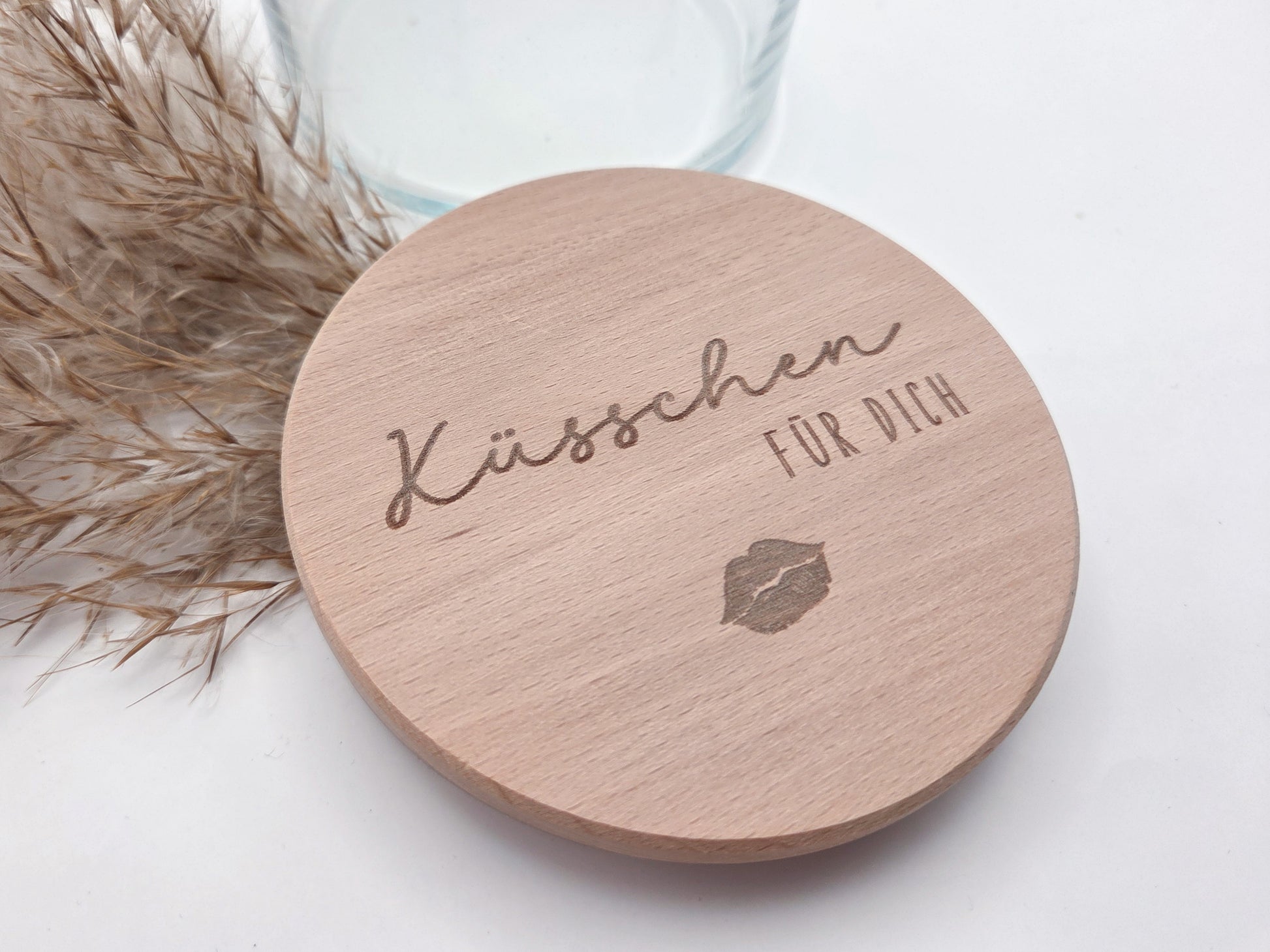 Dekoratives Geschenkglas aus klarem Glas mit hochwertigem Buchenholzdeckel und feiner Gravur „Küsschen für dich“. Das minimalistische Design im Scandi-Stil macht das Glas zu einer liebevollen Geschenkidee für Valentinstag, Muttertag, Geburtstag oder als kleine Aufmerksamkeit für Herzensmenschen. Ideal zum individuellen Befüllen mit Süßigkeiten oder Botschaften. Die abgebildeten Süßigkeiten sind Dekoration und nicht im Lieferumfang enthalten.