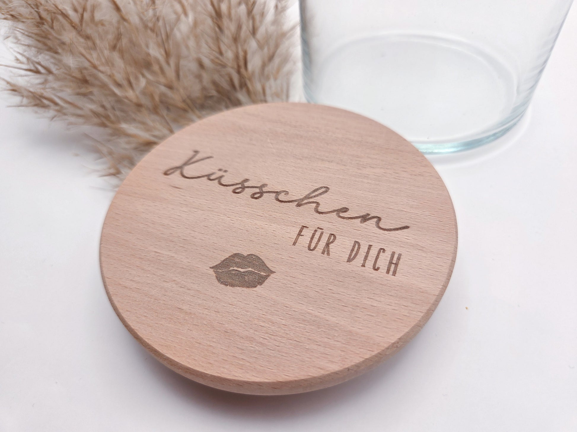 Dekoratives Geschenkglas aus klarem Glas mit hochwertigem Buchenholzdeckel und feiner Gravur „Küsschen für dich“. Das minimalistische Design im Scandi-Stil macht das Glas zu einer liebevollen Geschenkidee für Valentinstag, Muttertag, Geburtstag oder als kleine Aufmerksamkeit für Herzensmenschen. Ideal zum individuellen Befüllen mit Süßigkeiten oder Botschaften. Die abgebildeten Süßigkeiten sind Dekoration und nicht im Lieferumfang enthalten.