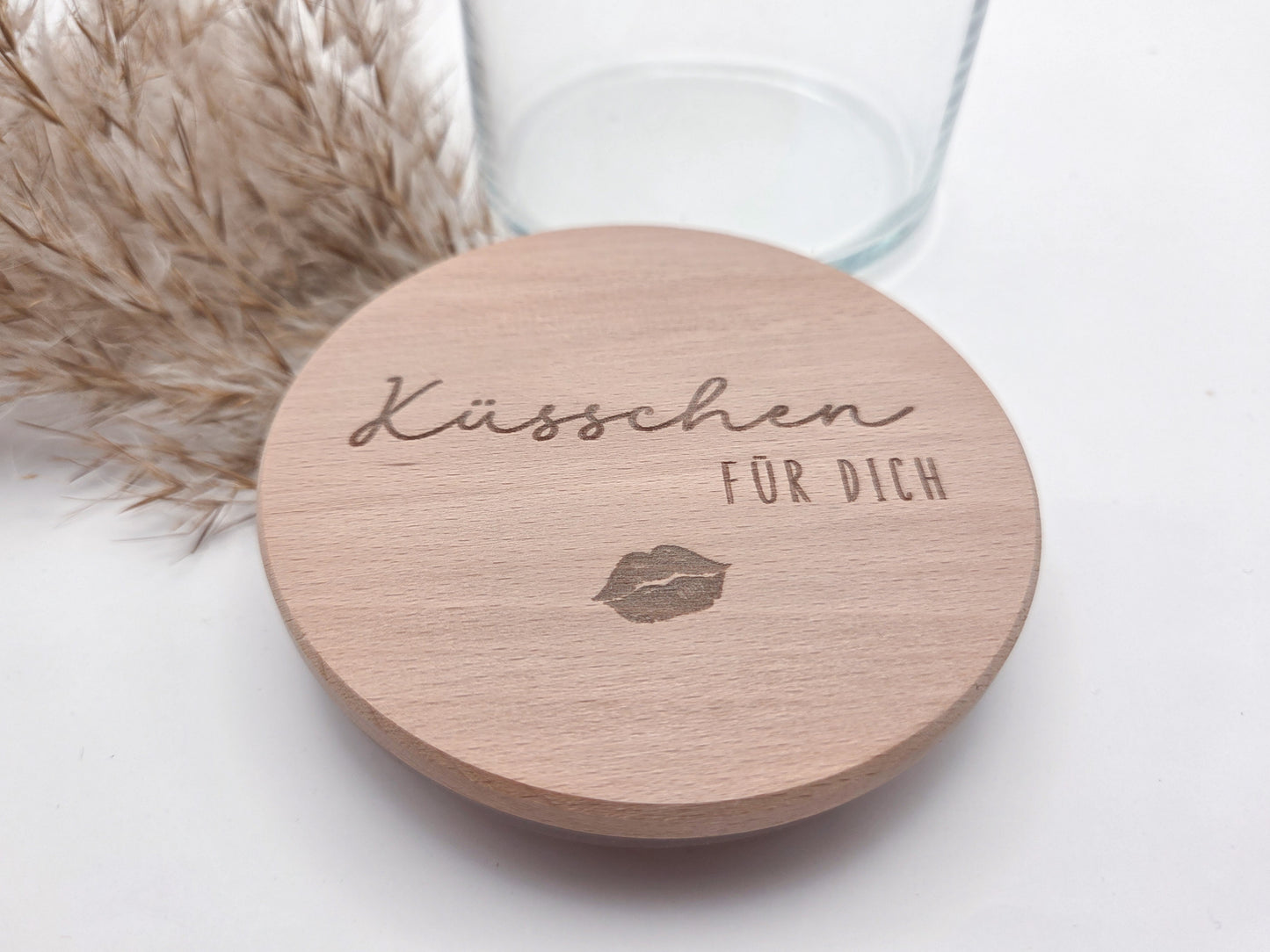 Dekoratives Geschenkglas aus klarem Glas mit hochwertigem Buchenholzdeckel und feiner Gravur „Küsschen für dich“. Das minimalistische Design im Scandi-Stil macht das Glas zu einer liebevollen Geschenkidee für Valentinstag, Muttertag, Geburtstag oder als kleine Aufmerksamkeit für Herzensmenschen. Ideal zum individuellen Befüllen mit Süßigkeiten oder Botschaften. Die abgebildeten Süßigkeiten sind Dekoration und nicht im Lieferumfang enthalten.