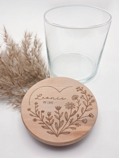 Personalisiertes Geschenkglas mit graviertem Holzdeckel und floraler Lasergravur im Scandi-Stil, liebevolle Geschenkidee für Valentinstag, Muttertag oder Vatertag
