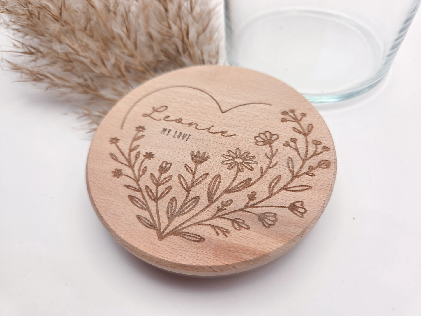 Personalisiertes Geschenkglas mit graviertem Holzdeckel und floraler Lasergravur im Scandi-Stil, liebevolle Geschenkidee für Valentinstag, Muttertag oder Vatertag