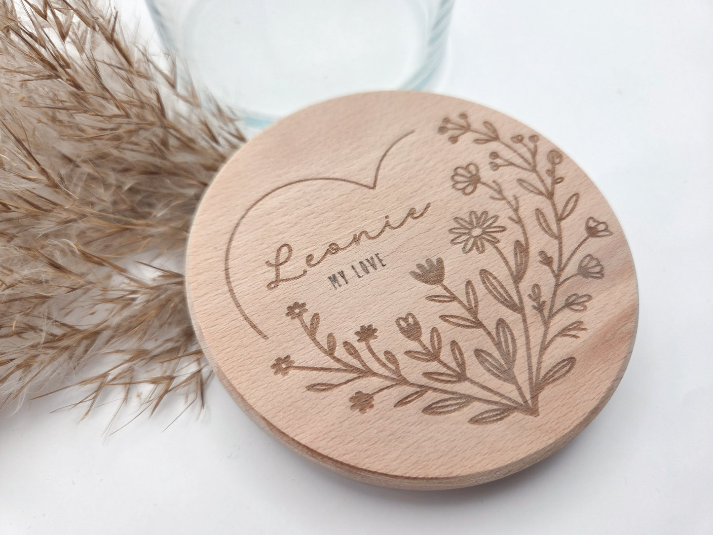 Personalisiertes Geschenkglas mit graviertem Holzdeckel und floraler Lasergravur im Scandi-Stil, liebevolle Geschenkidee für Valentinstag, Muttertag oder Vatertag