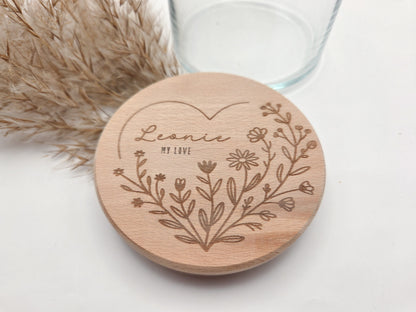 Personalisiertes Geschenkglas mit graviertem Holzdeckel und floraler Lasergravur im Scandi-Stil, liebevolle Geschenkidee für Valentinstag, Muttertag oder Vatertag