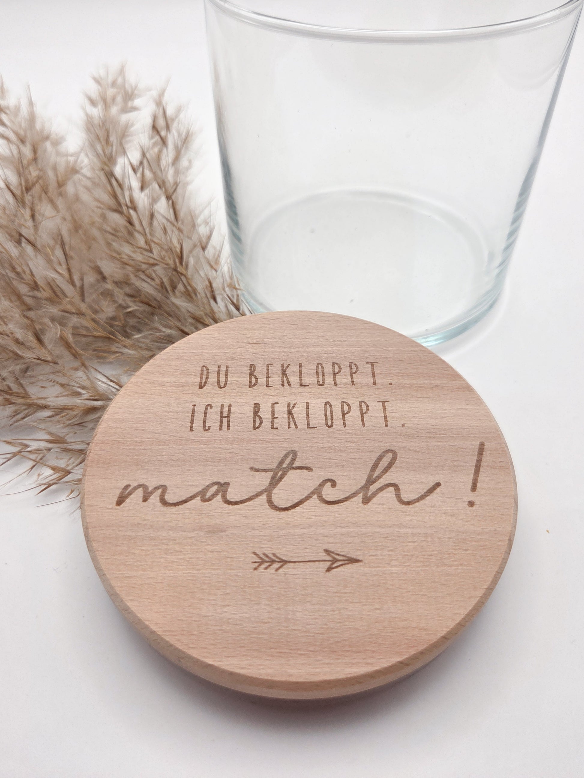 Geschenkglas aus hochwertigem Glas mit Buchenholzdeckel und Lasergravur „Du bekloppt. Ich bekloppt. Match!“. Lustiges Geschenk für Paare, Valentinstag Geschenk, Geschenk für Freund oder Freundin, Herzensmensch Geschenk oder Freundschaftsgeschenk. Modernes skandinavisches Design, natürlich und zeitlos. Ideal als Deko Glas zum Befüllen mit Süßigkeiten, Gutscheinen oder kleinen Botschaften. Handgemachtes Geschenk aus Holz, Süßigkeiten nicht enthalten.