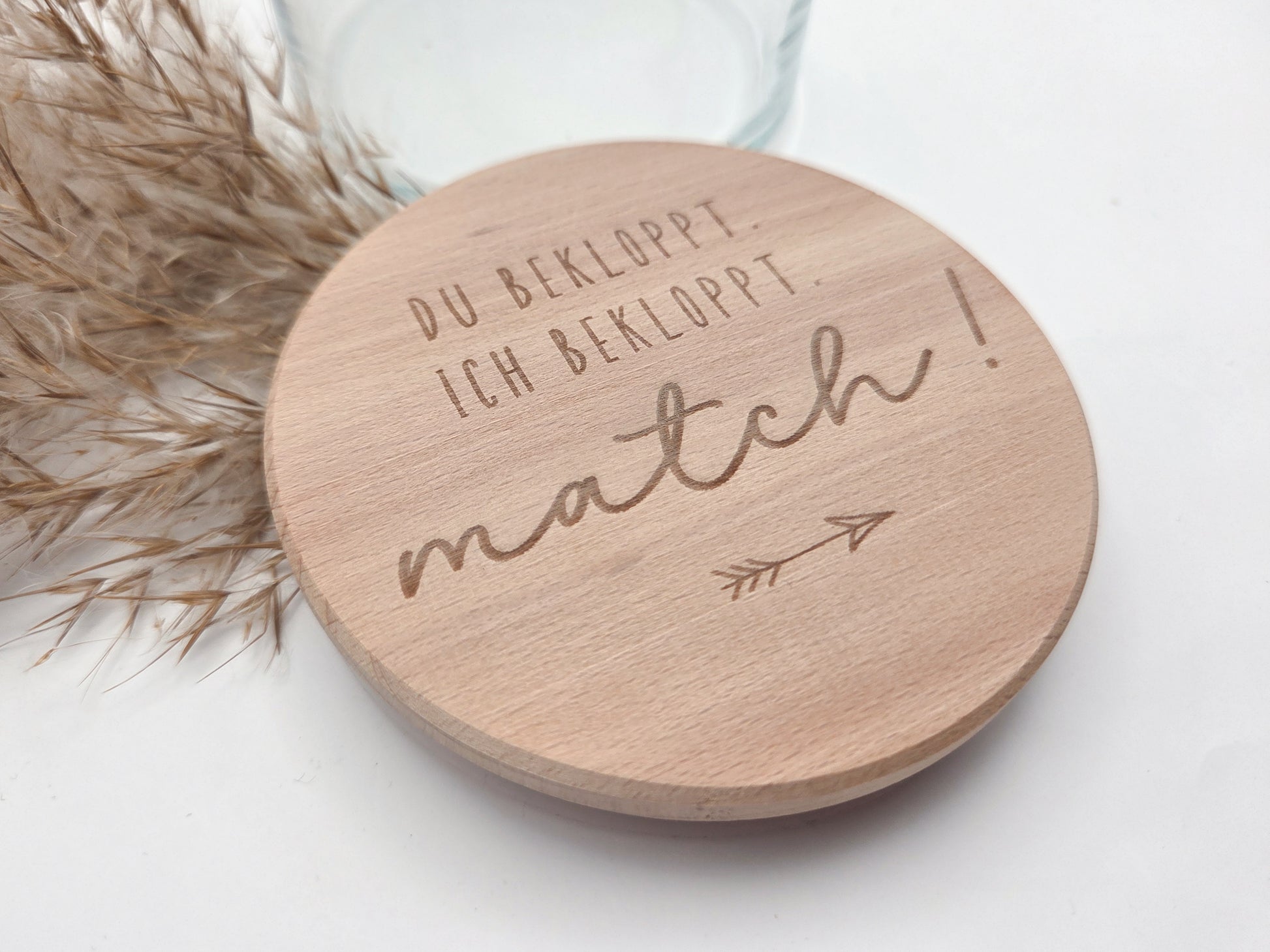 Geschenkglas aus hochwertigem Glas mit Buchenholzdeckel und Lasergravur „Du bekloppt. Ich bekloppt. Match!“. Lustiges Geschenk für Paare, Valentinstag Geschenk, Geschenk für Freund oder Freundin, Herzensmensch Geschenk oder Freundschaftsgeschenk. Modernes skandinavisches Design, natürlich und zeitlos. Ideal als Deko Glas zum Befüllen mit Süßigkeiten, Gutscheinen oder kleinen Botschaften. Handgemachtes Geschenk aus Holz, Süßigkeiten nicht enthalten.