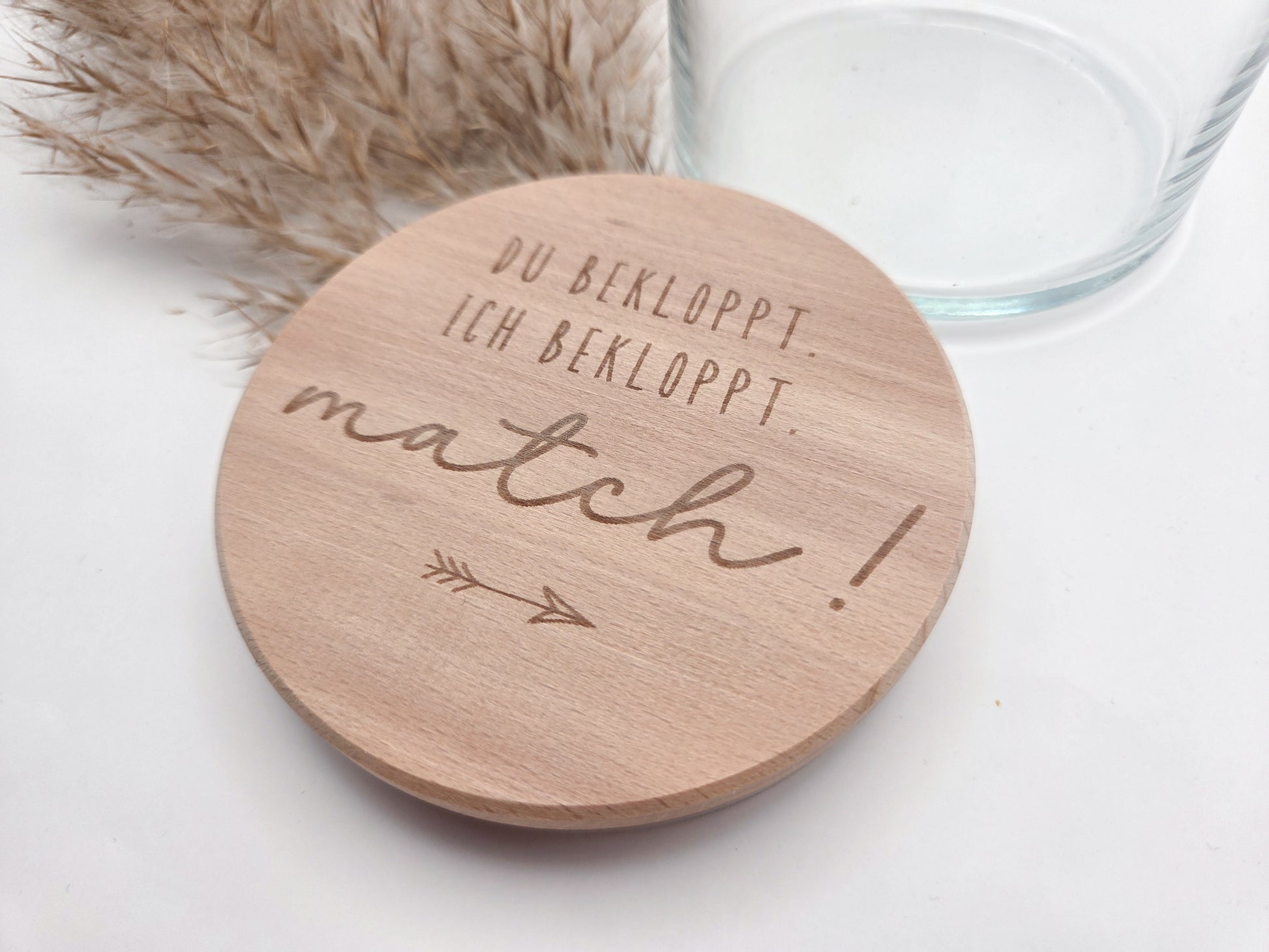 Geschenkglas aus hochwertigem Glas mit Buchenholzdeckel und Lasergravur „Du bekloppt. Ich bekloppt. Match!“. Lustiges Geschenk für Paare, Valentinstag Geschenk, Geschenk für Freund oder Freundin, Herzensmensch Geschenk oder Freundschaftsgeschenk. Modernes skandinavisches Design, natürlich und zeitlos. Ideal als Deko Glas zum Befüllen mit Süßigkeiten, Gutscheinen oder kleinen Botschaften. Handgemachtes Geschenk aus Holz, Süßigkeiten nicht enthalten.