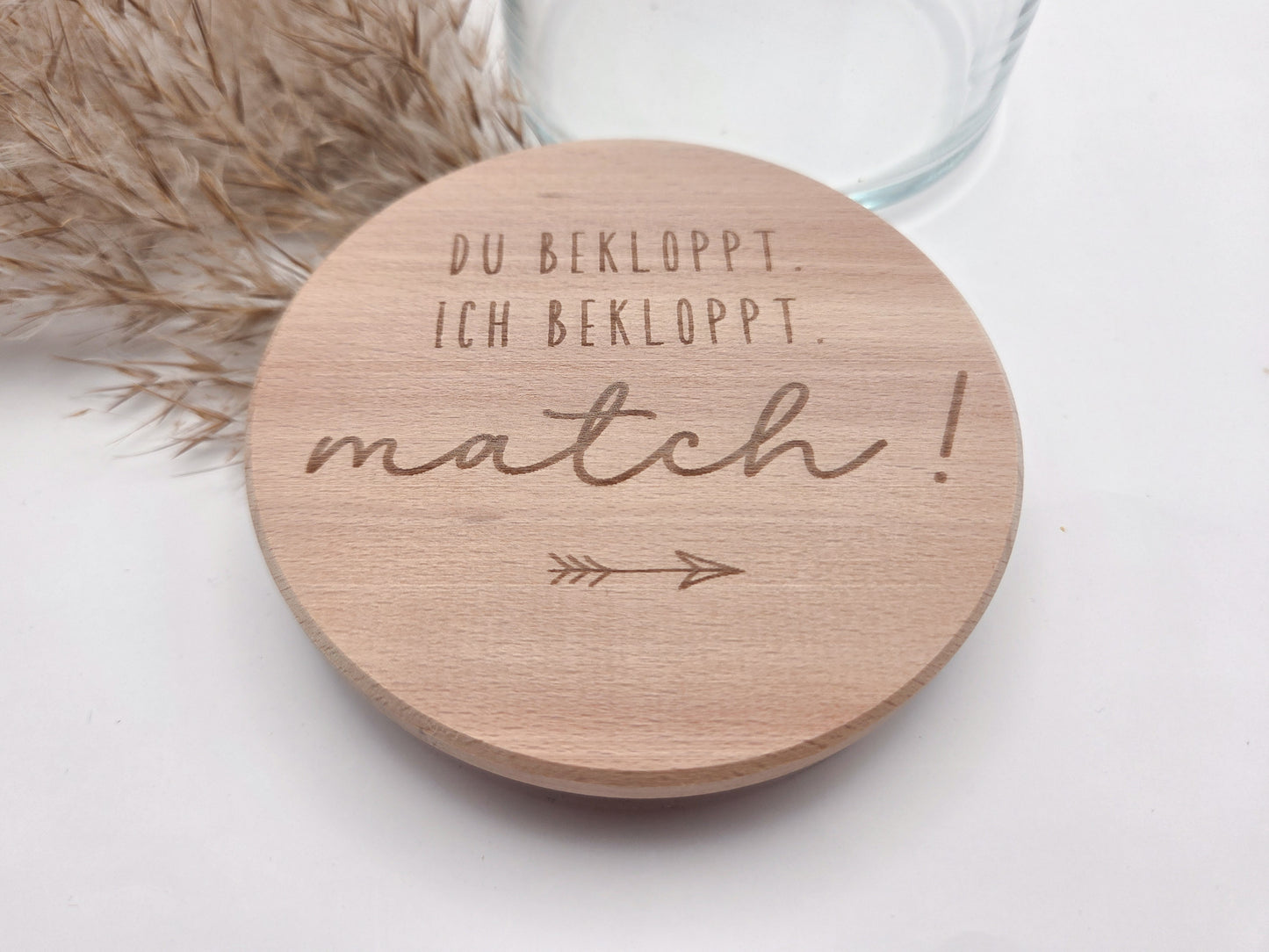 Geschenkglas aus hochwertigem Glas mit Buchenholzdeckel und Lasergravur „Du bekloppt. Ich bekloppt. Match!“. Lustiges Geschenk für Paare, Valentinstag Geschenk, Geschenk für Freund oder Freundin, Herzensmensch Geschenk oder Freundschaftsgeschenk. Modernes skandinavisches Design, natürlich und zeitlos. Ideal als Deko Glas zum Befüllen mit Süßigkeiten, Gutscheinen oder kleinen Botschaften. Handgemachtes Geschenk aus Holz, Süßigkeiten nicht enthalten.