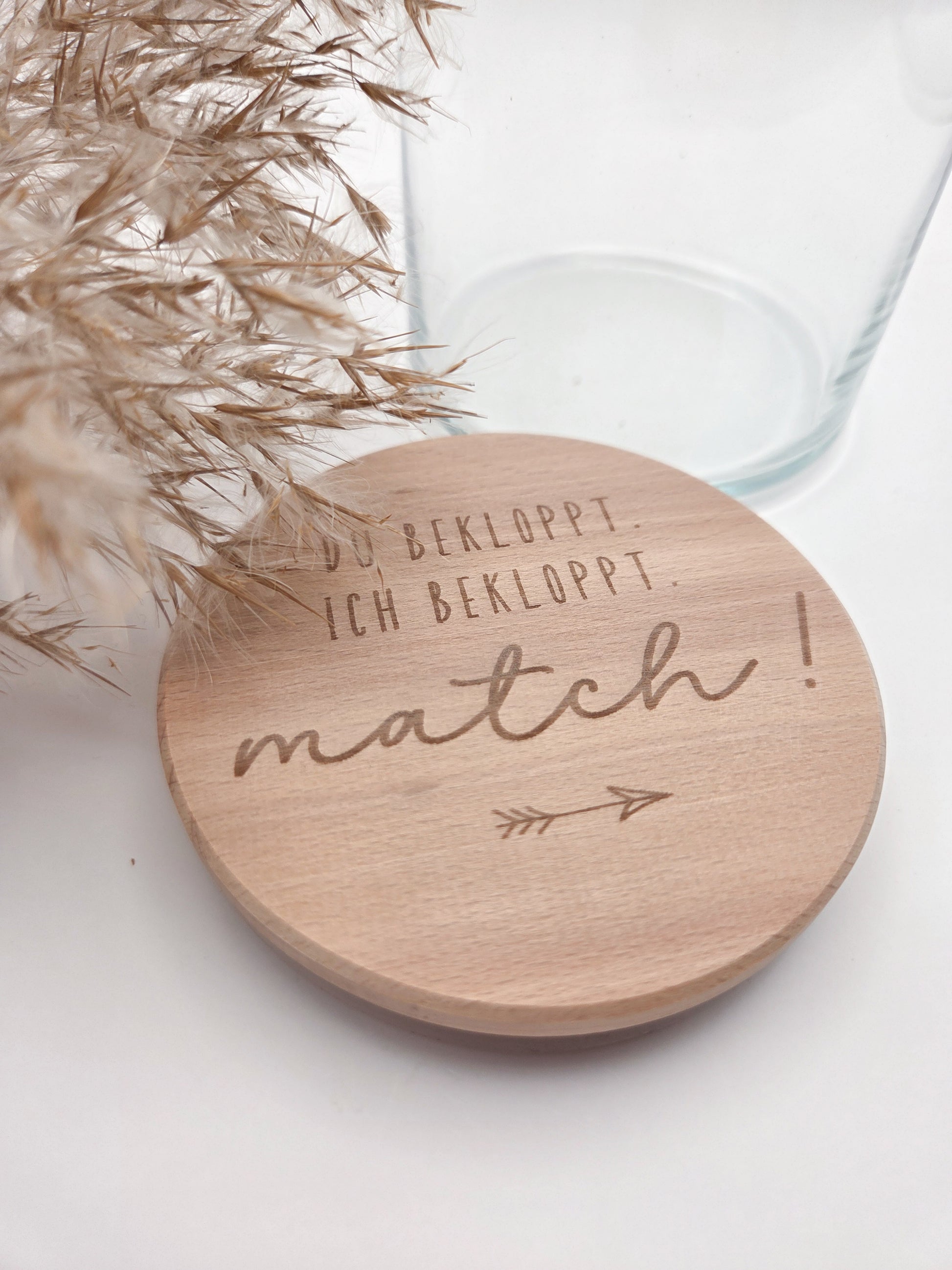 Geschenkglas aus hochwertigem Glas mit Buchenholzdeckel und Lasergravur „Du bekloppt. Ich bekloppt. Match!“. Lustiges Geschenk für Paare, Valentinstag Geschenk, Geschenk für Freund oder Freundin, Herzensmensch Geschenk oder Freundschaftsgeschenk. Modernes skandinavisches Design, natürlich und zeitlos. Ideal als Deko Glas zum Befüllen mit Süßigkeiten, Gutscheinen oder kleinen Botschaften. Handgemachtes Geschenk aus Holz, Süßigkeiten nicht enthalten.