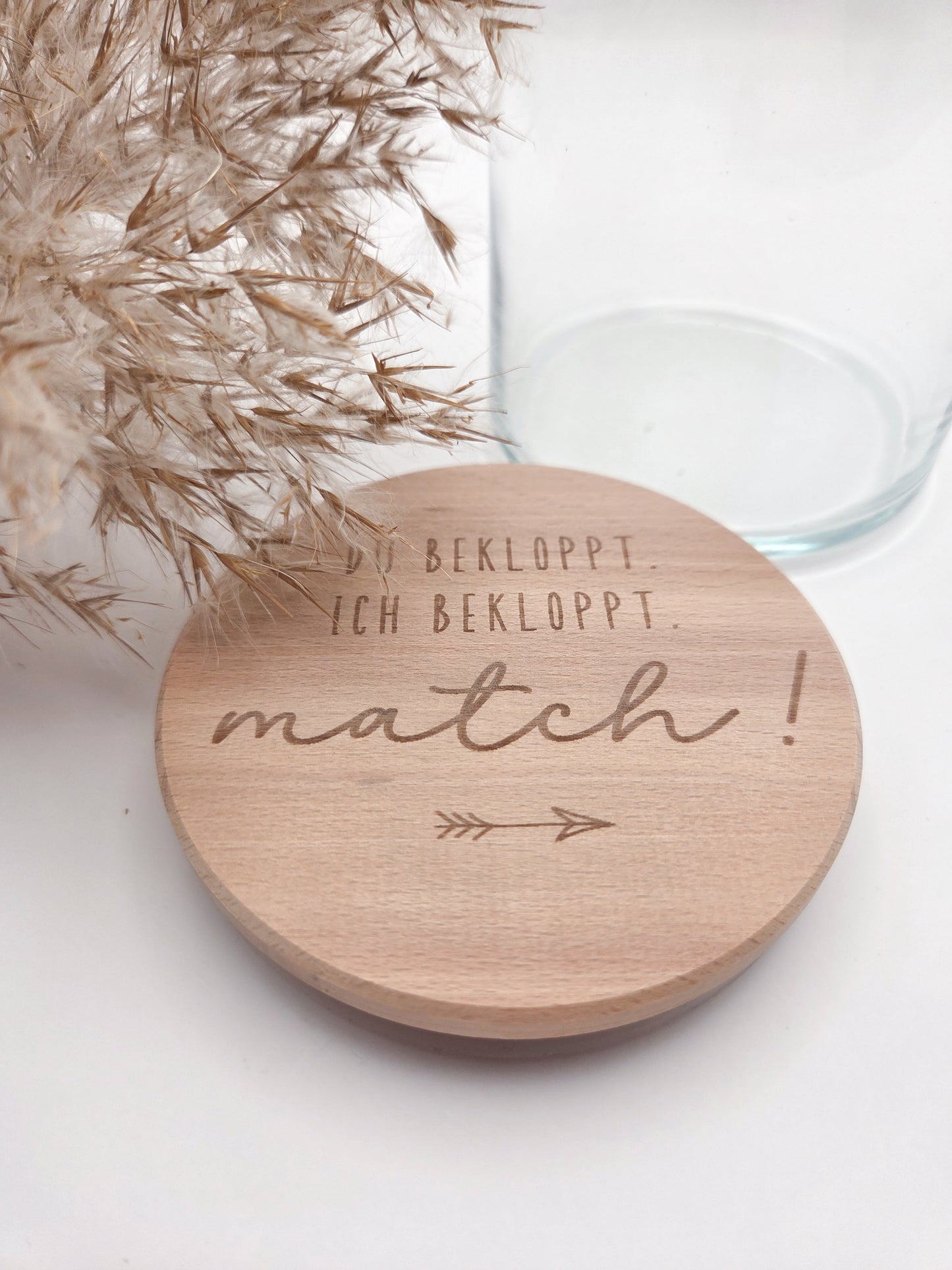Geschenkglas aus hochwertigem Glas mit Buchenholzdeckel und Lasergravur „Du bekloppt. Ich bekloppt. Match!“. Lustiges Geschenk für Paare, Valentinstag Geschenk, Geschenk für Freund oder Freundin, Herzensmensch Geschenk oder Freundschaftsgeschenk. Modernes skandinavisches Design, natürlich und zeitlos. Ideal als Deko Glas zum Befüllen mit Süßigkeiten, Gutscheinen oder kleinen Botschaften. Handgemachtes Geschenk aus Holz, Süßigkeiten nicht enthalten.