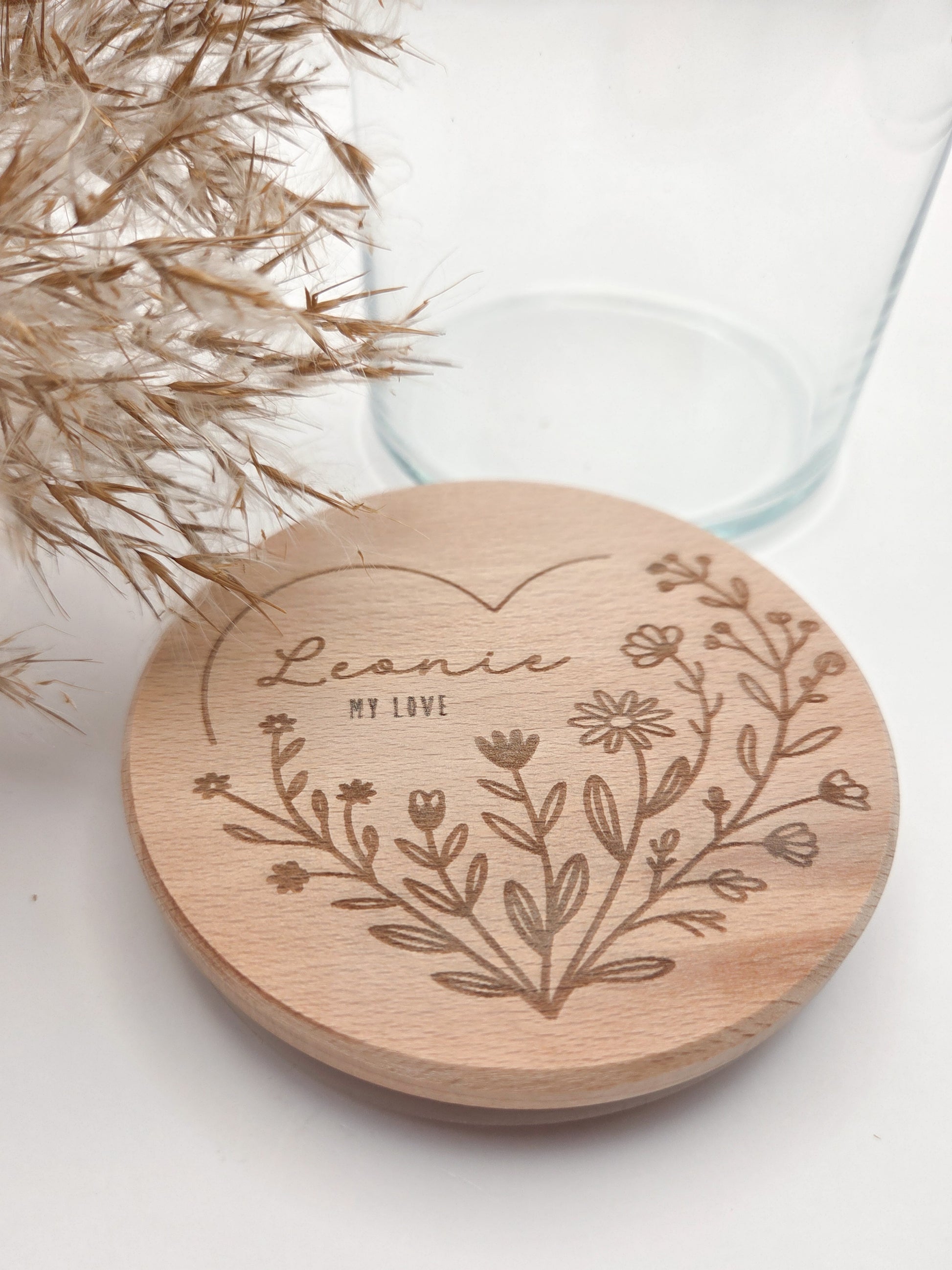 Personalisiertes Geschenkglas mit graviertem Holzdeckel und floraler Lasergravur im Scandi-Stil, liebevolle Geschenkidee für Valentinstag, Muttertag oder Vatertag