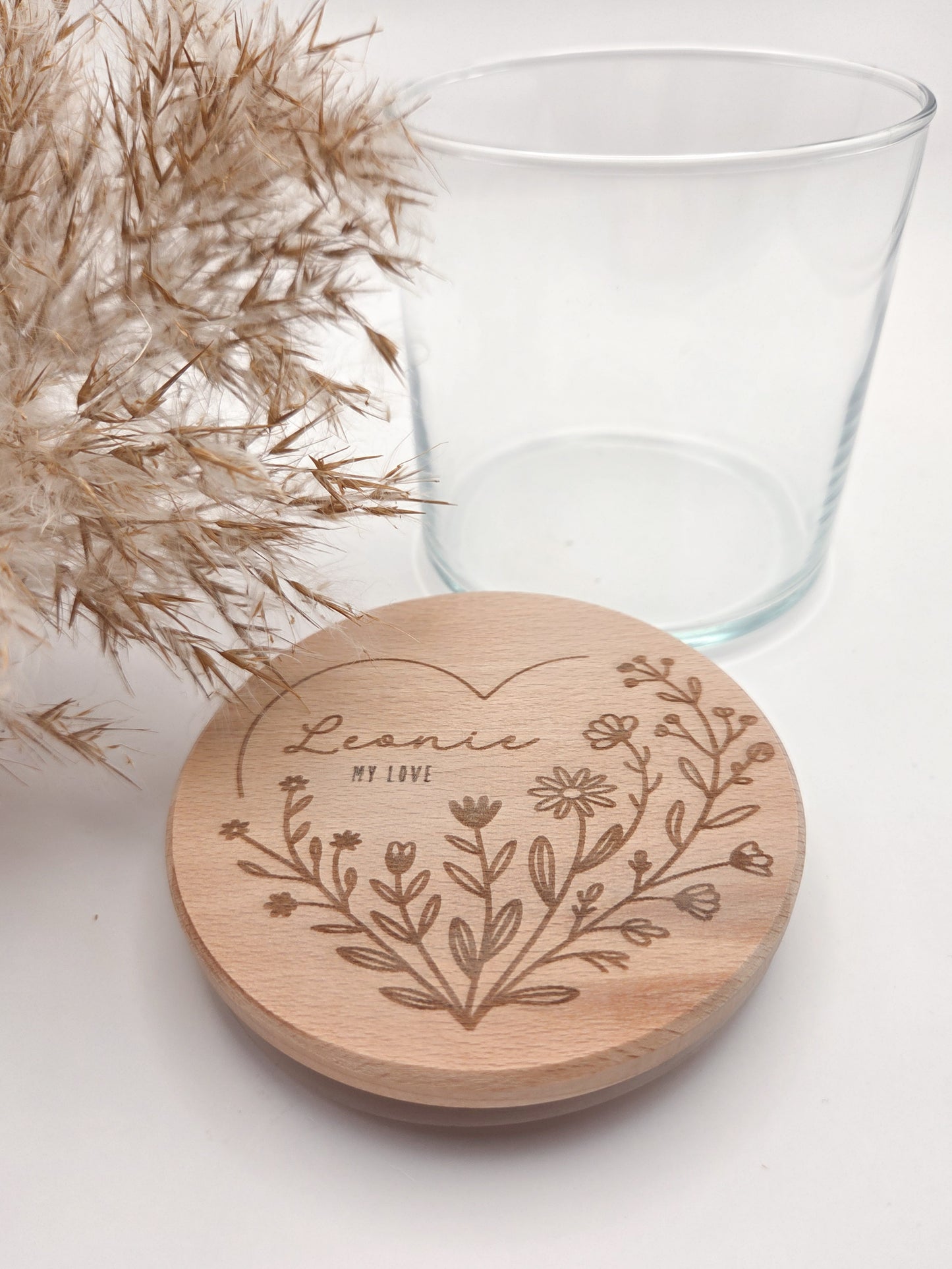 Personalisiertes Geschenkglas mit graviertem Holzdeckel und floraler Lasergravur im Scandi-Stil, liebevolle Geschenkidee für Valentinstag, Muttertag oder Vatertag