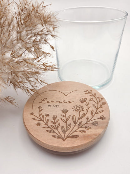 Personalisiertes Geschenkglas mit graviertem Holzdeckel und floraler Lasergravur im Scandi-Stil, liebevolle Geschenkidee für Valentinstag, Muttertag oder Vatertag