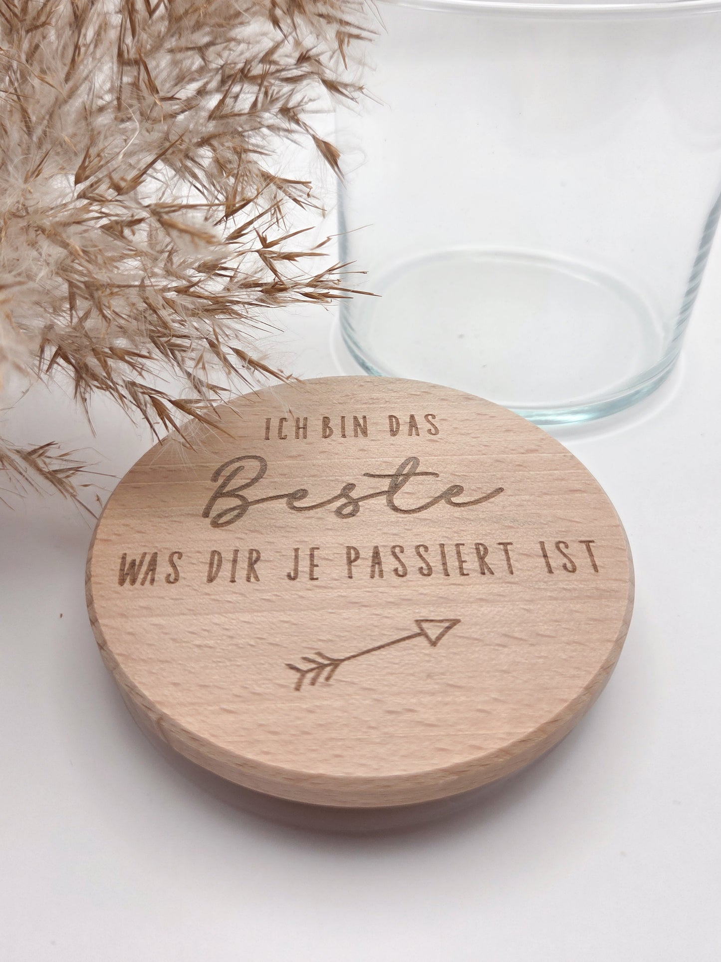 Hochwertiges Geschenkglas aus klarem Glas mit massivem Buchenholzdeckel und feiner Lasergravur „Ich bin das Beste was dir je passiert ist“. Stilvolles Vorratsglas im skandinavischen Design als Geschenkidee für Valentinstag, Geburtstag, Muttertag oder Jahrestag. Modernes Dekoglas zum individuellen Befüllen mit Süßigkeiten, Pralinen oder kleinen Aufmerksamkeiten. Perfektes Geschenk für Lieblingsmensch, Partner, Freundin oder Familie. Süßigkeiten nicht enthalten.