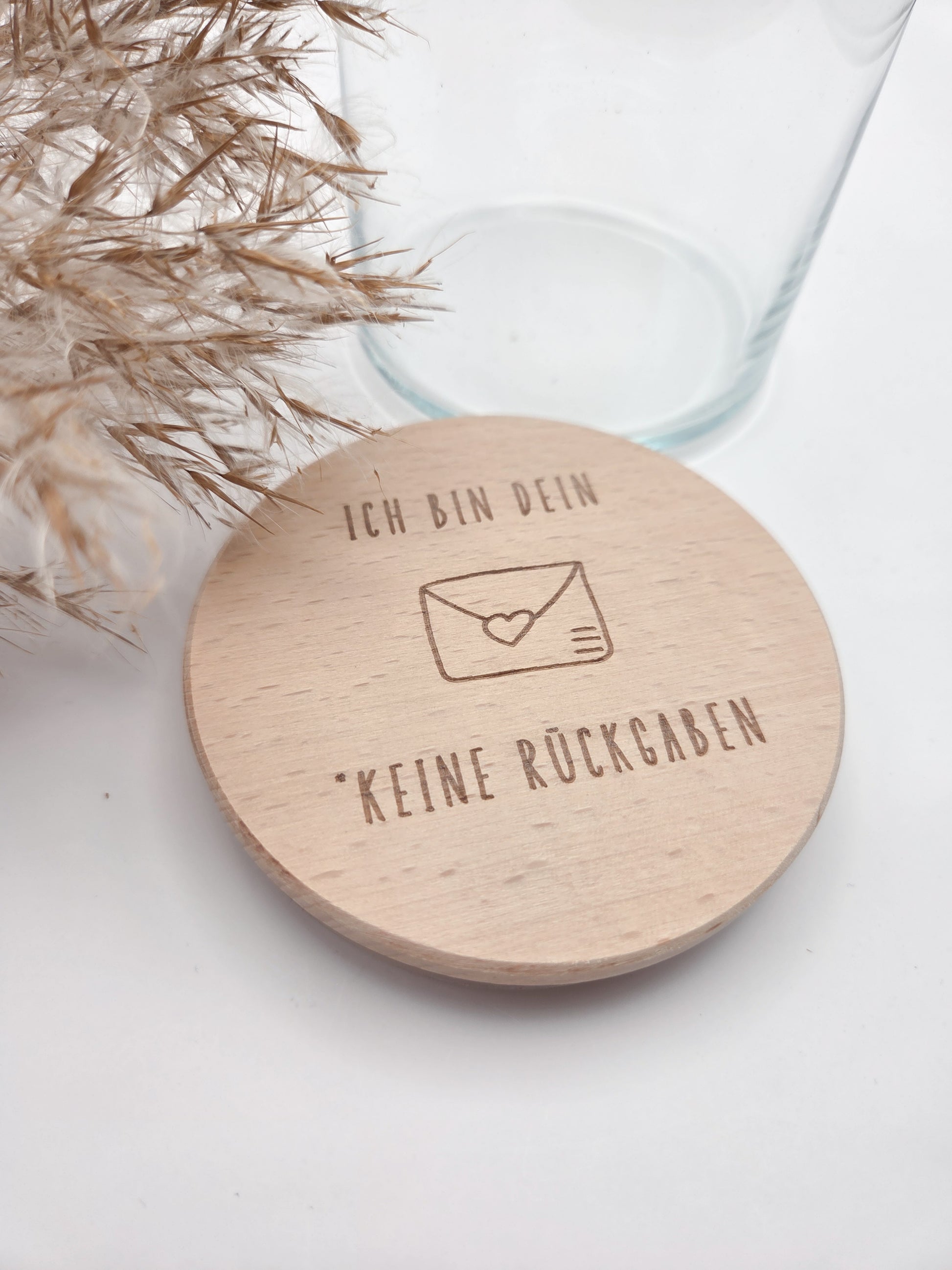 Geschenkglas aus klarem Glas mit hochwertigem Buchenholzdeckel und feiner Lasergravur „Ich bin dein – keine Rückgaben“. Liebevolle Geschenkidee für Partner, Freundin oder Freund, ideal als Valentinstag Geschenk, Jahrestag Geschenk oder kleine Aufmerksamkeit zwischendurch. Das Glas eignet sich perfekt zum Befüllen mit Süßigkeiten, Pralinen oder persönlichen Botschaften. Nachhaltiges Vorratsglas im minimalistischen Scandi Stil. Süßigkeiten nicht enthalten.