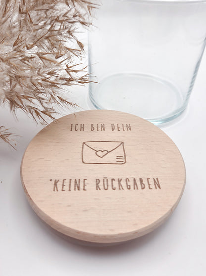 Geschenkglas aus klarem Glas mit hochwertigem Buchenholzdeckel und feiner Lasergravur „Ich bin dein – keine Rückgaben“. Liebevolle Geschenkidee für Partner, Freundin oder Freund, ideal als Valentinstag Geschenk, Jahrestag Geschenk oder kleine Aufmerksamkeit zwischendurch. Das Glas eignet sich perfekt zum Befüllen mit Süßigkeiten, Pralinen oder persönlichen Botschaften. Nachhaltiges Vorratsglas im minimalistischen Scandi Stil. Süßigkeiten nicht enthalten.