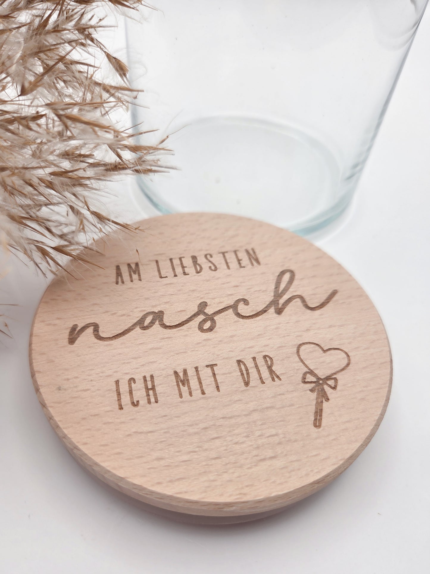 Personalisiertes Geschenkglas mit graviertem Holzdeckel als liebevolle Geschenkidee zum Valentinstag, Muttertag oder Vatertag