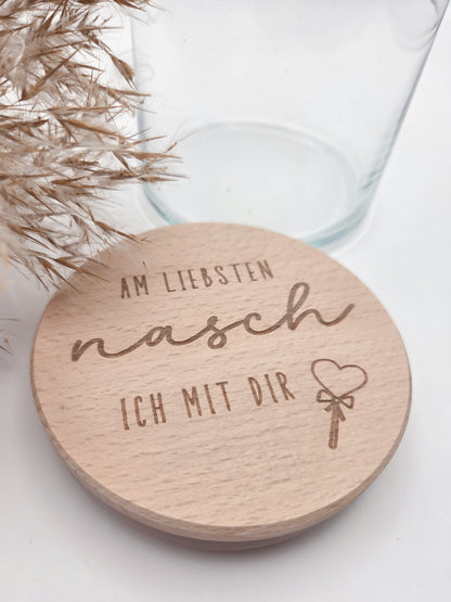 Personalisiertes Geschenkglas mit graviertem Holzdeckel als liebevolle Geschenkidee zum Valentinstag, Muttertag oder Vatertag