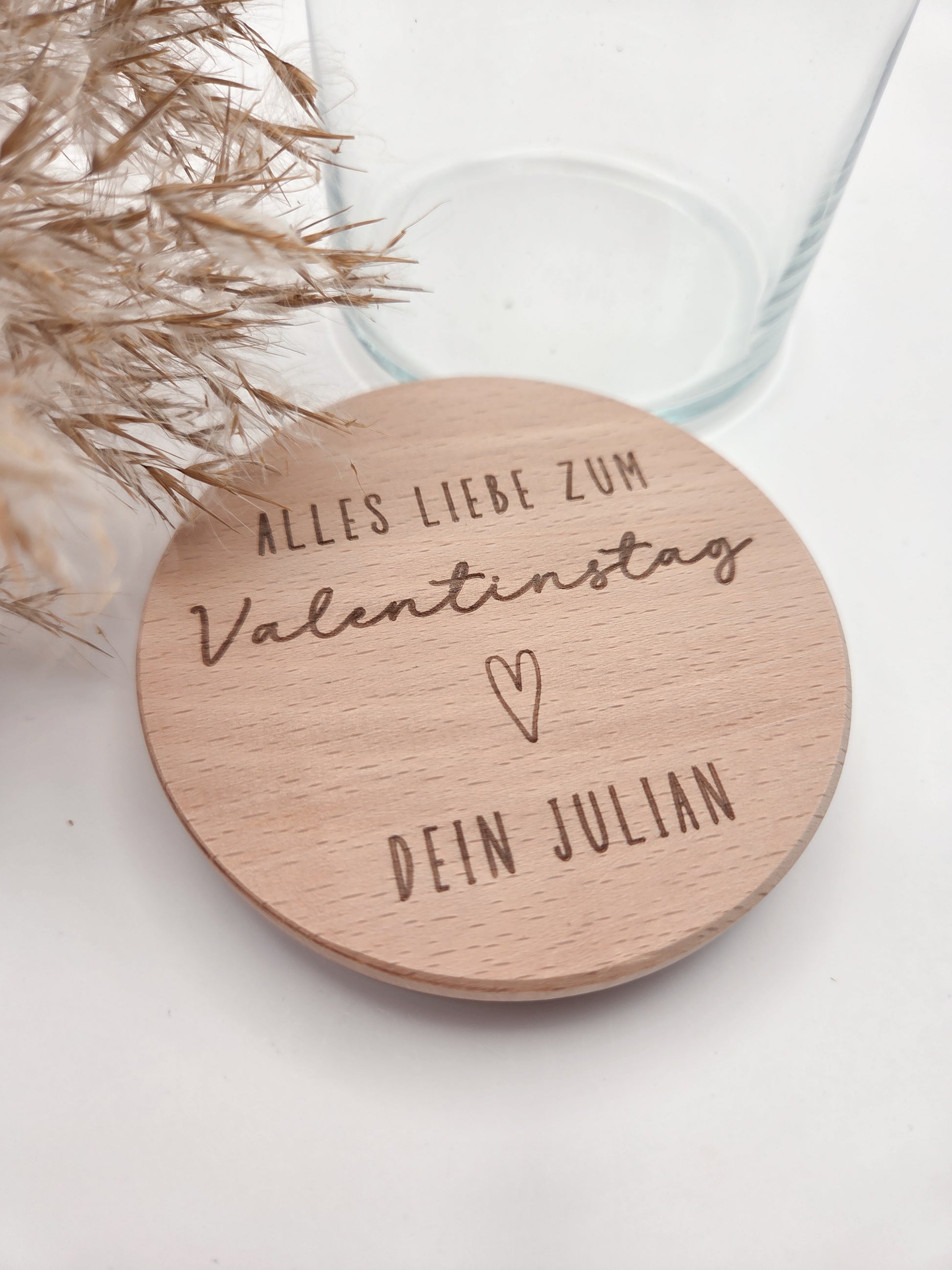 Personalisiertes Geschenkglas zum Valentinstag mit graviertem Holzdeckel und individueller Namensgravur. Hochwertiges Glas gefüllt mit Schokoladenherzen in Rosa, Weiß und Vollmilch, dekorativ angerichtet. Romantisches Valentinstagsgeschenk für Freundin, Geschenk für Freund, Geschenk für Partner oder Ehemann. Personalisiertes Schokoladengeschenk mit Gravur, Liebesgeschenk personalisiert, Geschenkidee Valentinstag, Geschenk für Paare, liebevolle Aufmerksamkeit, handgemachtes Geschenk, hochwertig und einzigart