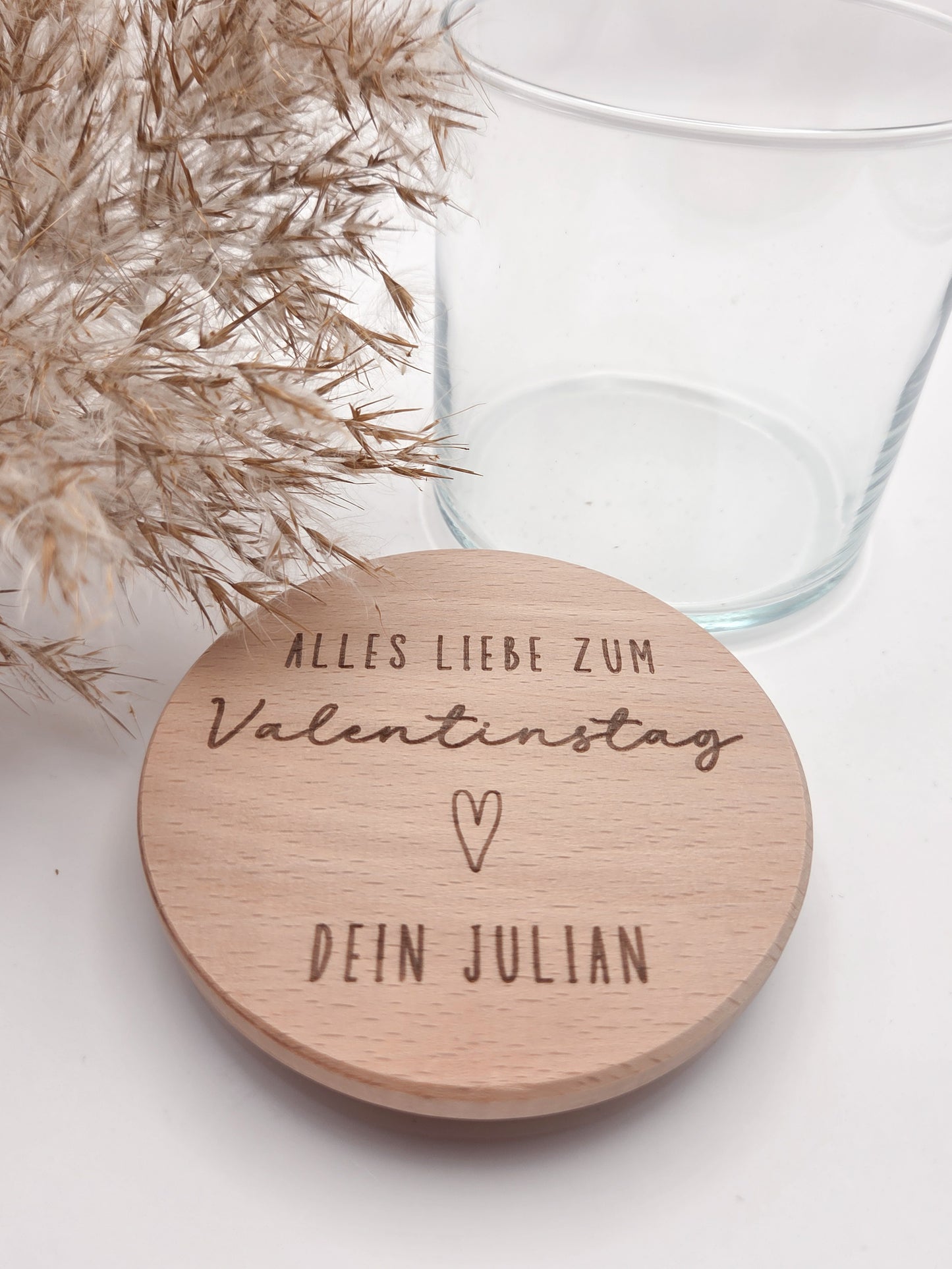 Personalisiertes Geschenkglas zum Valentinstag mit graviertem Holzdeckel und individueller Namensgravur. Hochwertiges Glas gefüllt mit Schokoladenherzen in Rosa, Weiß und Vollmilch, dekorativ angerichtet. Romantisches Valentinstagsgeschenk für Freundin, Geschenk für Freund, Geschenk für Partner oder Ehemann. Personalisiertes Schokoladengeschenk mit Gravur, Liebesgeschenk personalisiert, Geschenkidee Valentinstag, Geschenk für Paare, liebevolle Aufmerksamkeit, handgemachtes Geschenk, hochwertig und einzigart